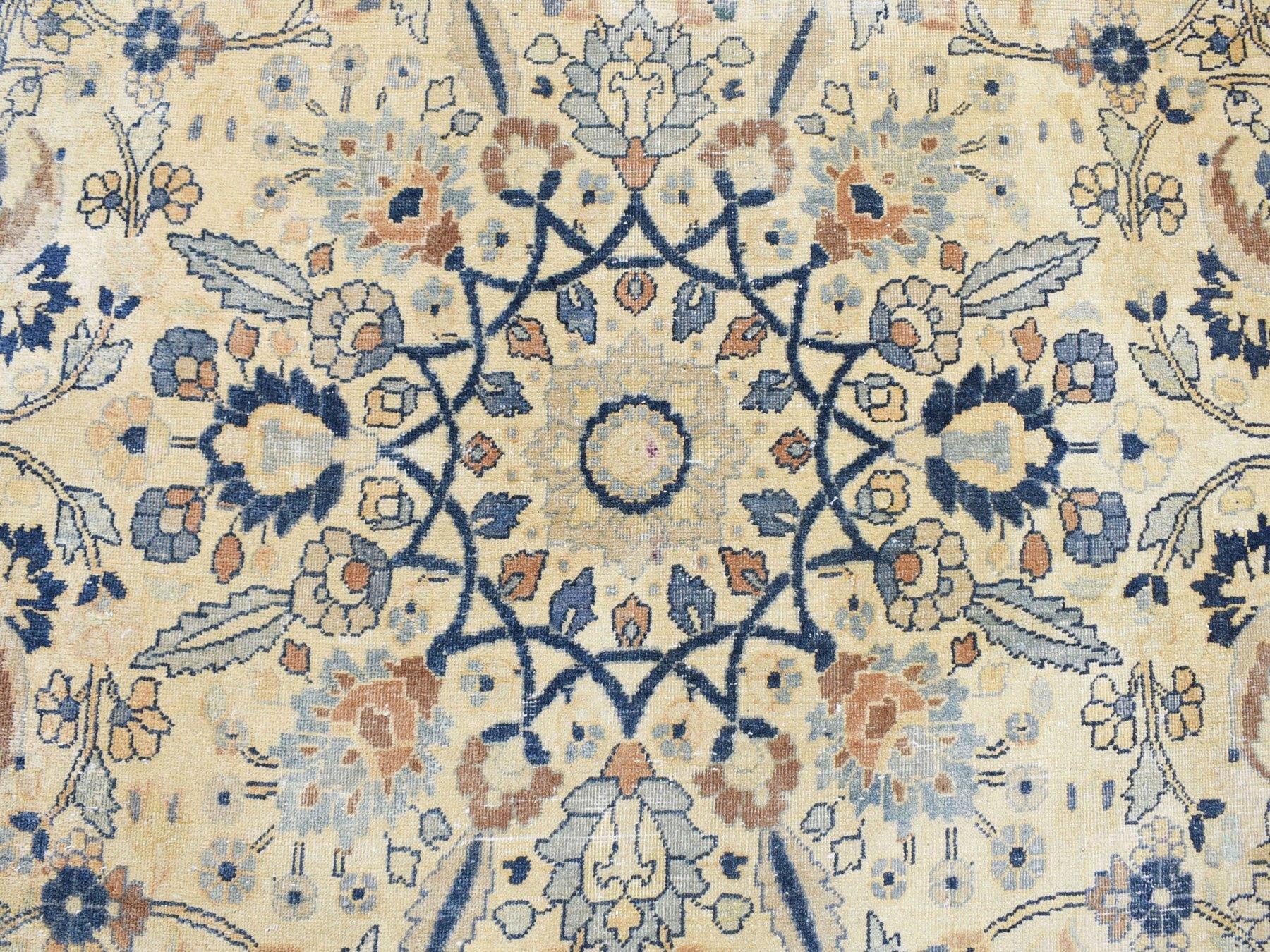 Perse Très grand tapis oriental ancien persan Khorasan, même usé, noué à la main. en vente