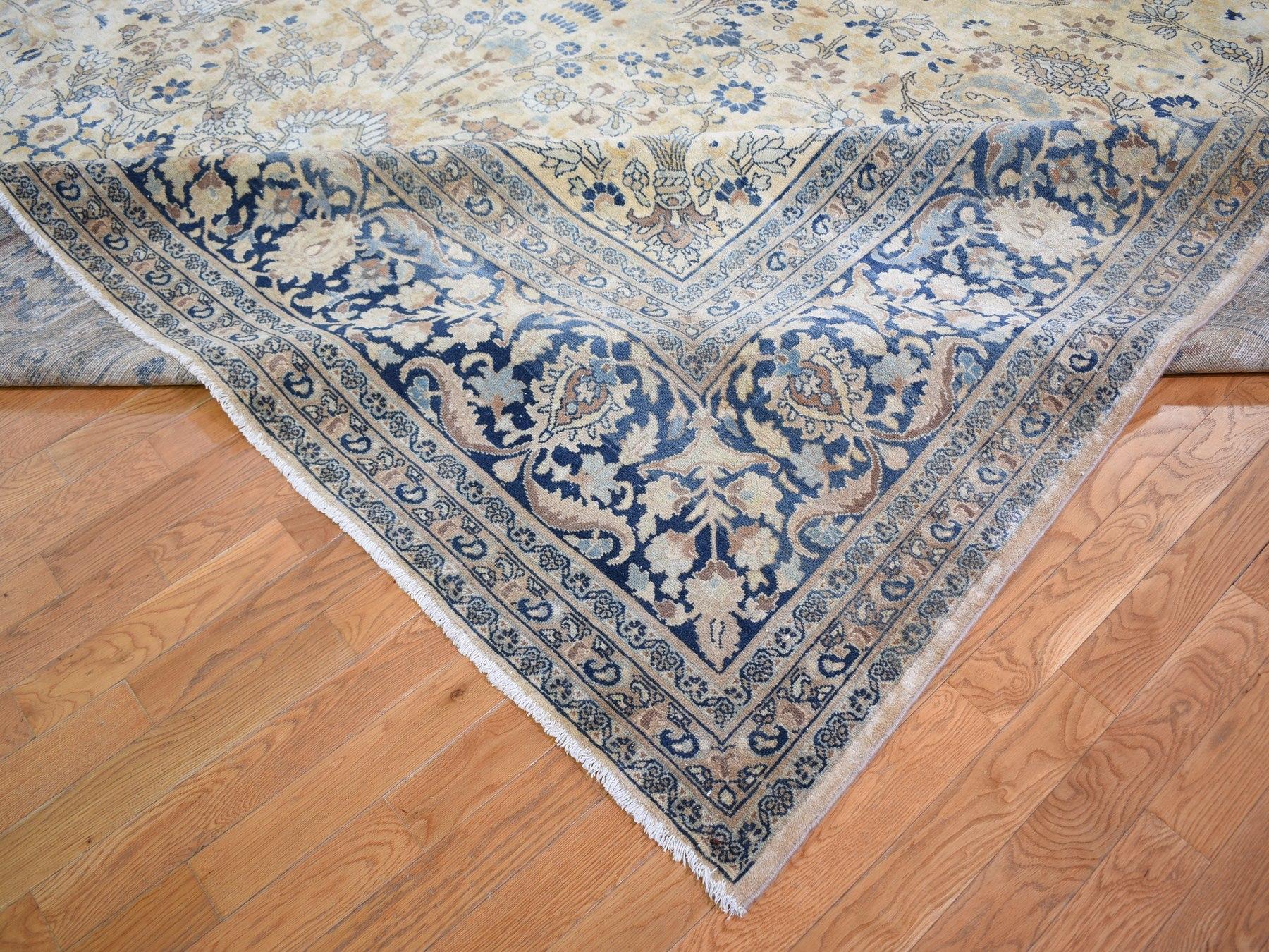 Très grand tapis oriental ancien persan Khorasan, même usé, noué à la main. Bon état - En vente à Carlstadt, NJ