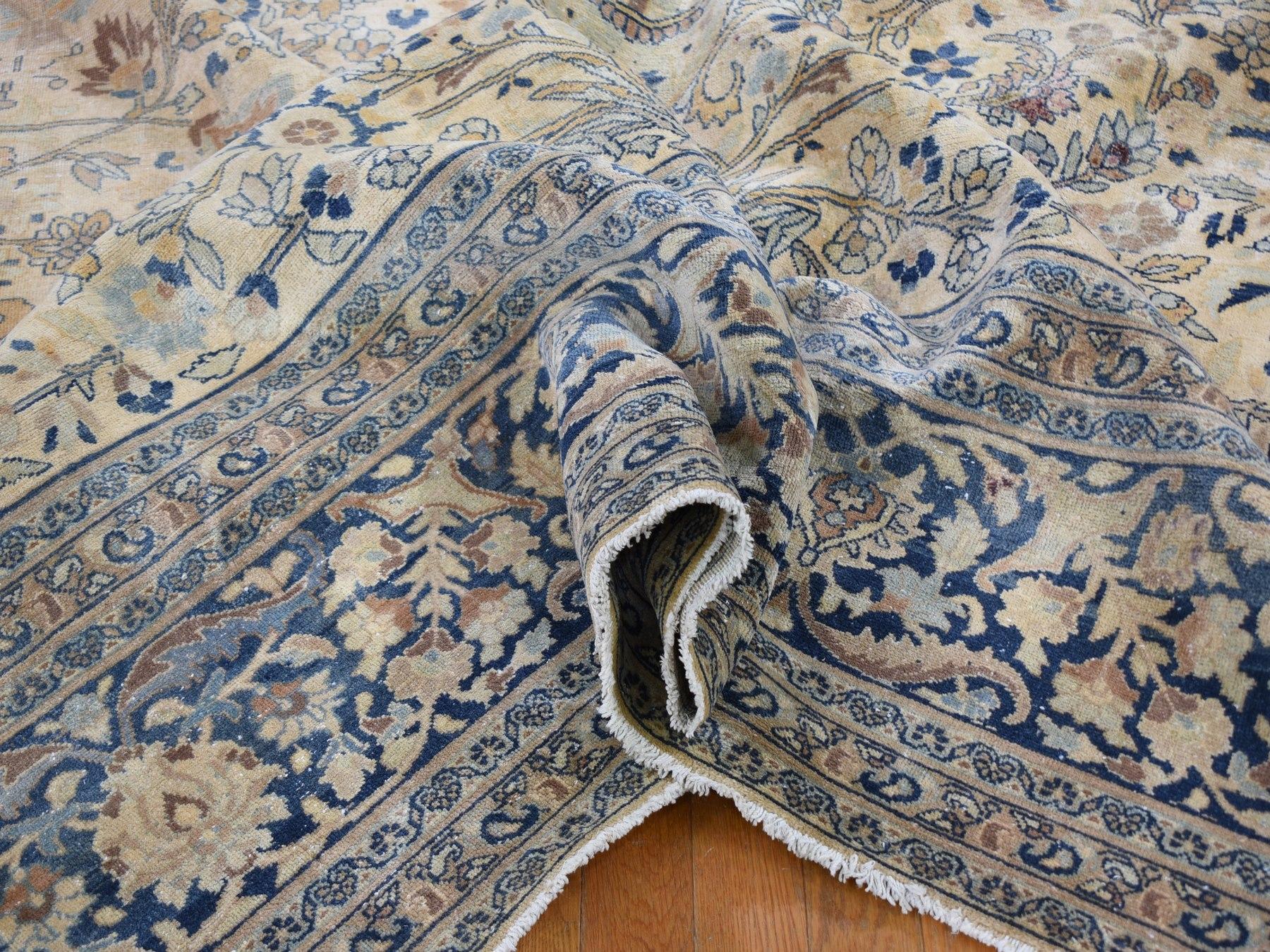 Début du 20ème siècle Très grand tapis oriental ancien persan Khorasan, même usé, noué à la main. en vente