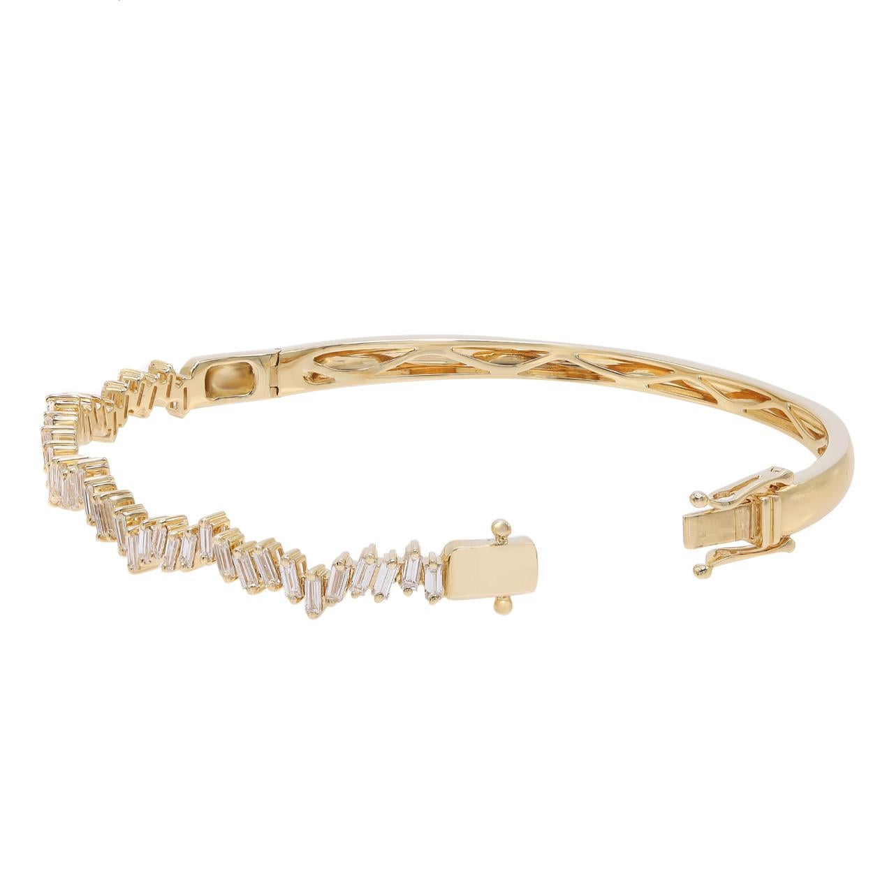 Moderne Bracelet jonc en or jaune 18 carats avec diamants taille baguette de 1,38 carat en vente