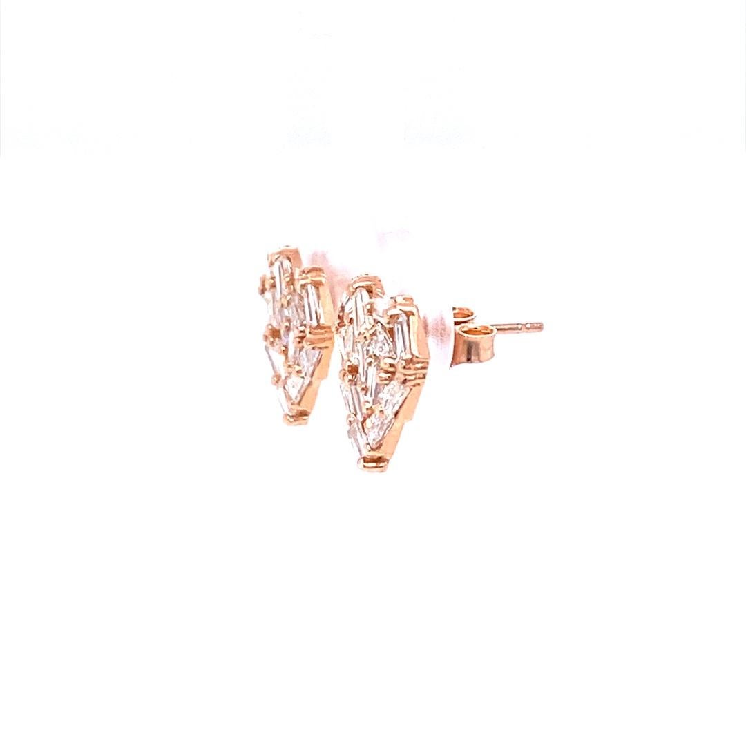 Taille baguette Clous d'oreilles en or rose avec diamants taille baguette en vente