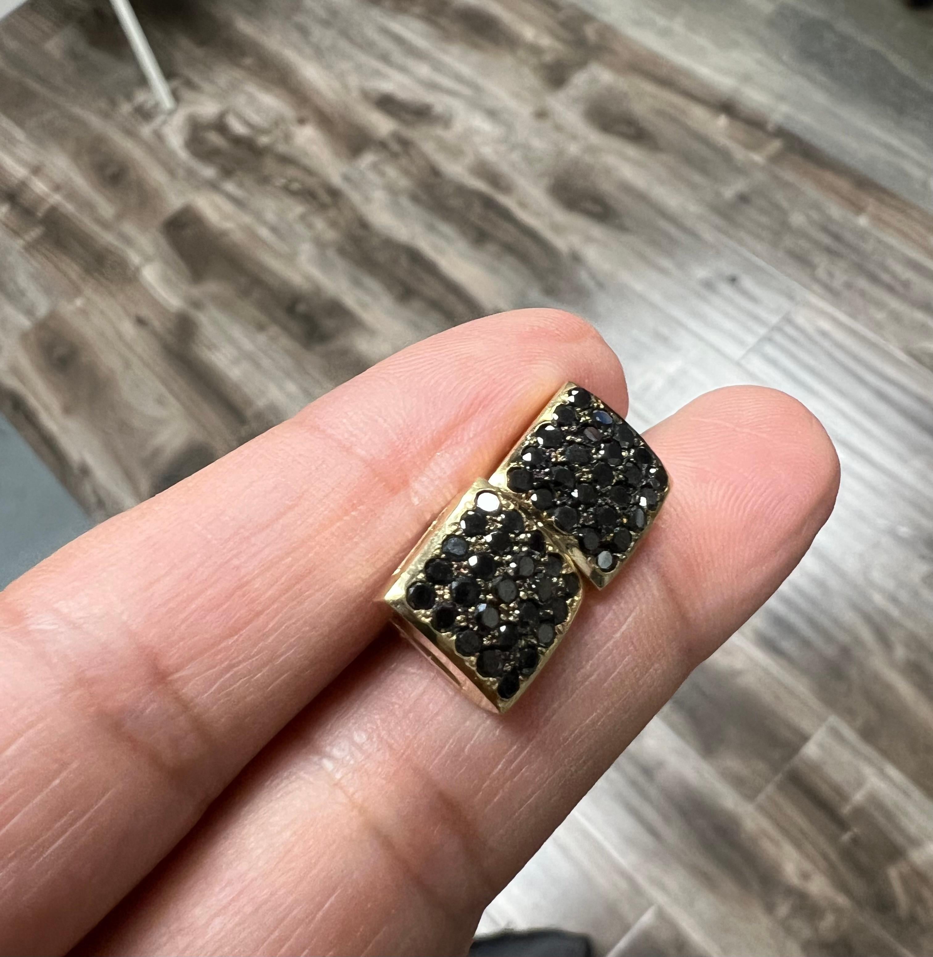 Orecchini con diamante nero da 1,38 carati in oro giallo in vendita 2