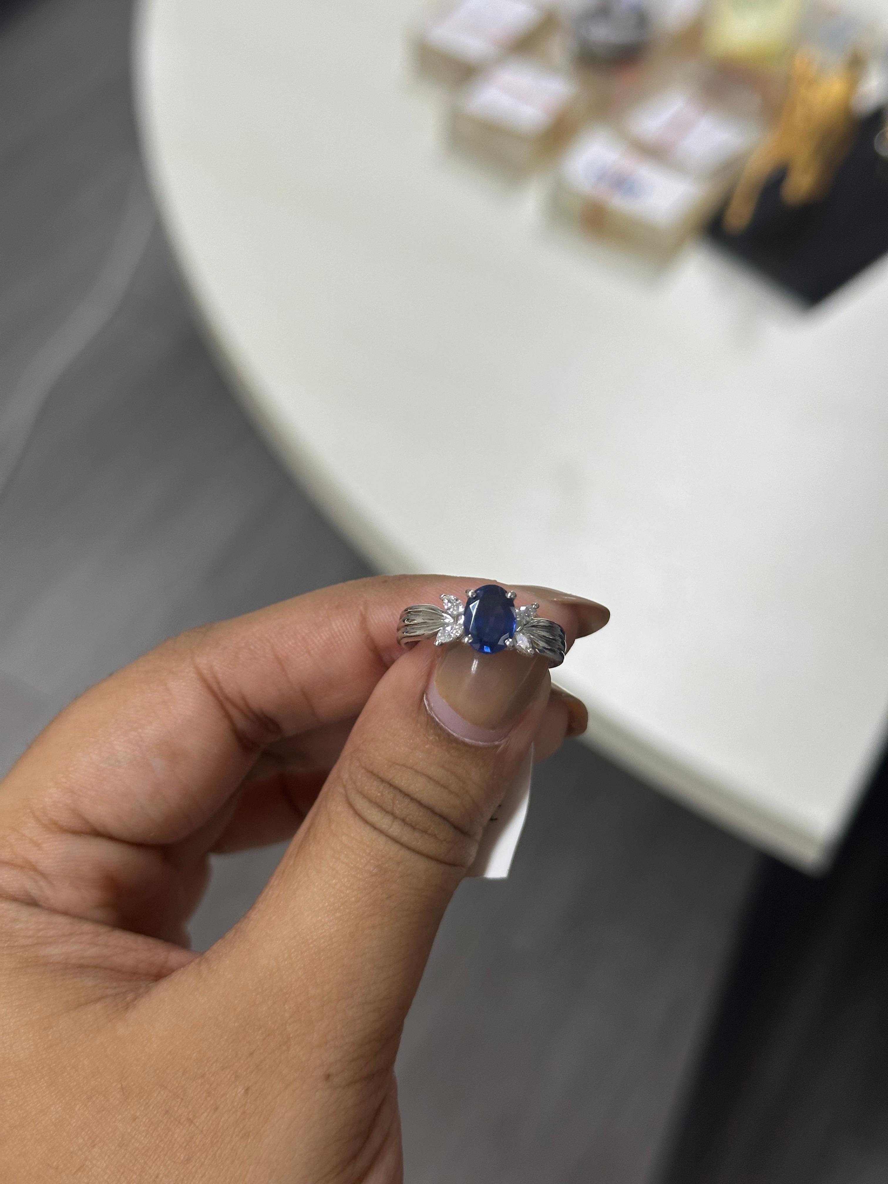 Strahlend, raffiniert und exquisit gestaltet - dieser Cocktailring mit blauem Saphir verkörpert zeitlose Anmut und moderne Raffinesse.
In seinem Zentrum liegt ein faszinierender blauer Saphir von 1,38 Karat, der in tiefen ozeanischen Farbtönen