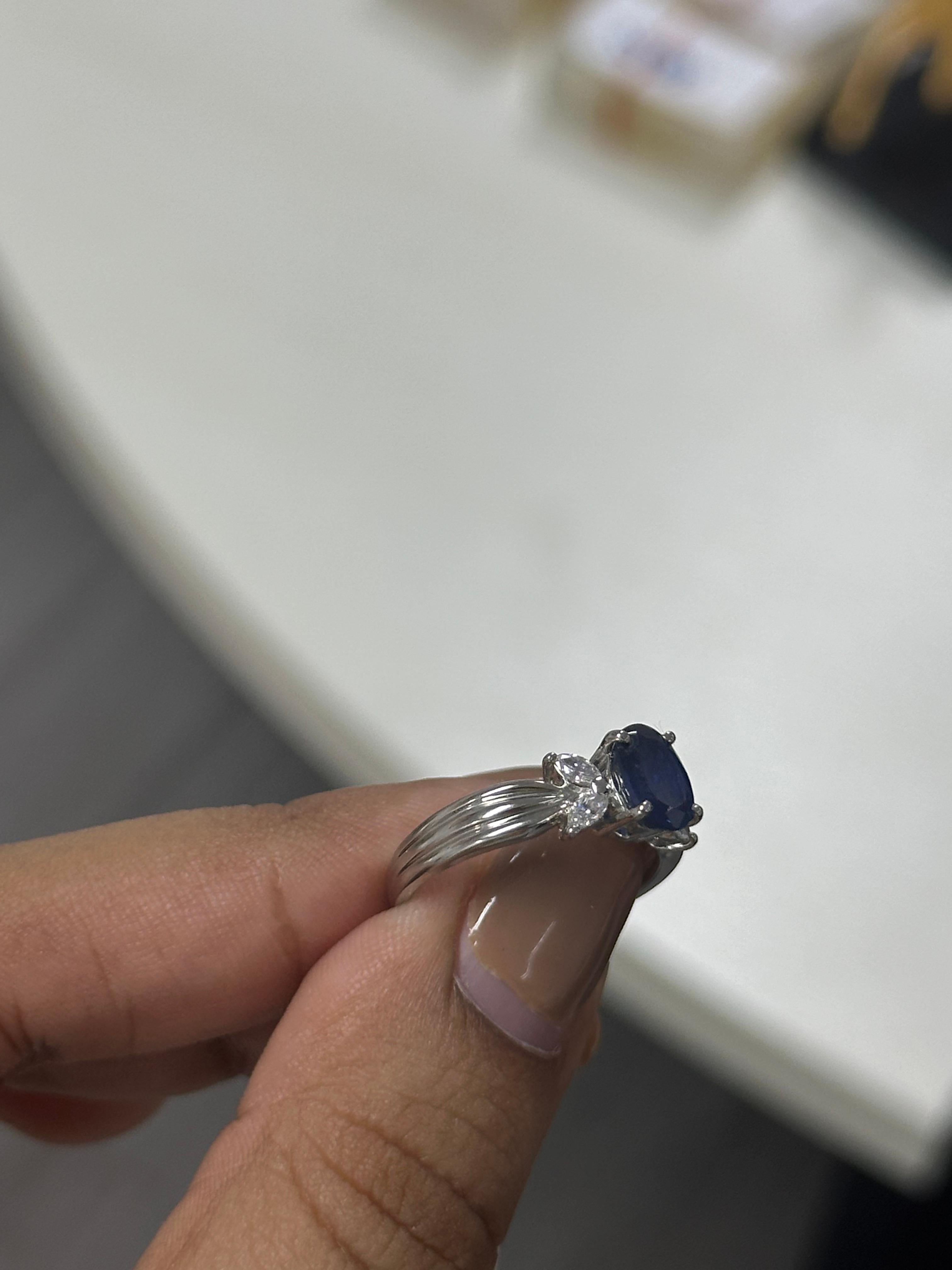 1,38 Karat Blauer Saphir Cocktail Ring (Ovalschliff) im Angebot