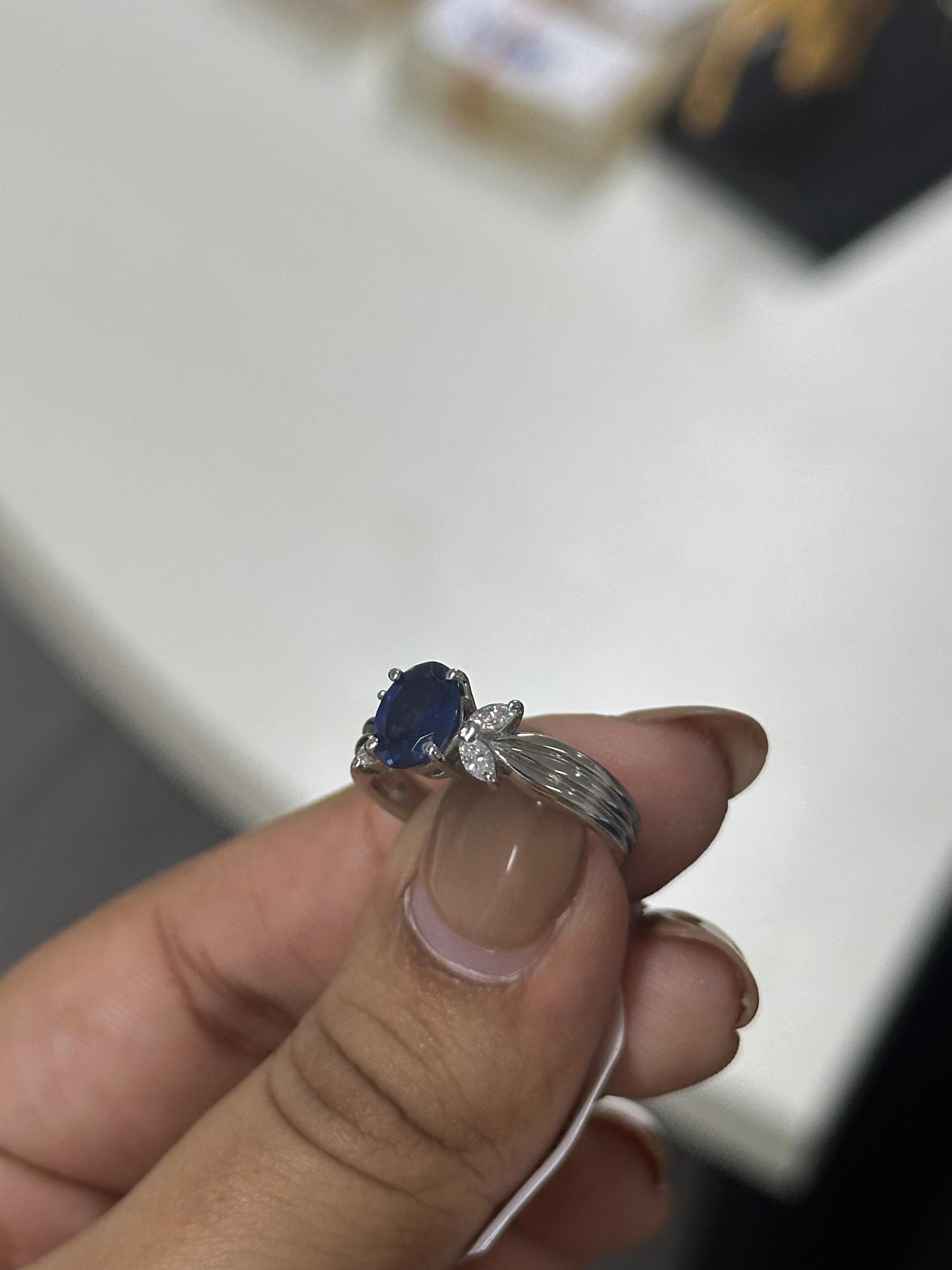 1,38 Karat Blauer Saphir Cocktail Ring im Zustand „Neu“ im Angebot in Bangkok, TH