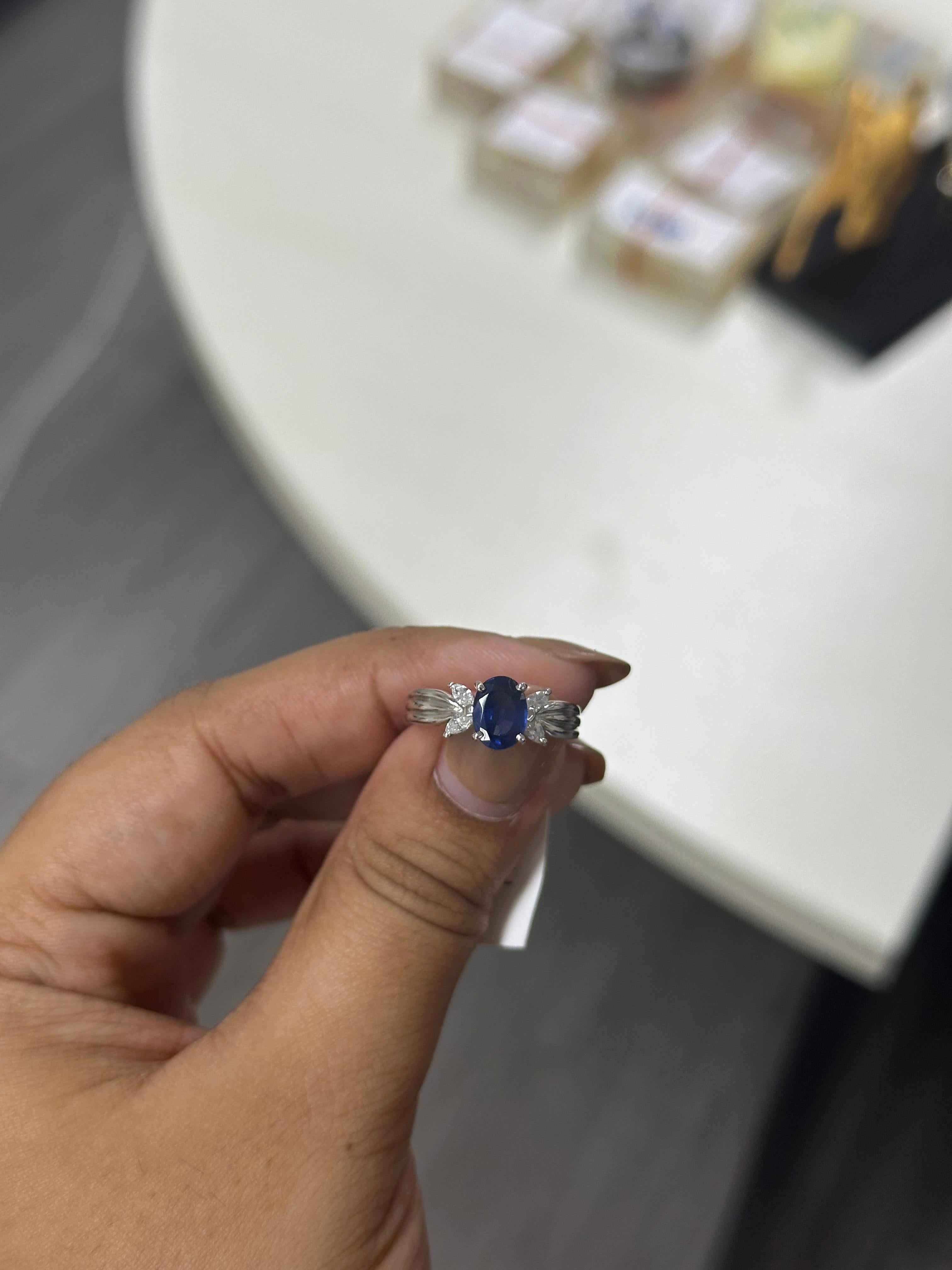 1,38 Karat Blauer Saphir Cocktail Ring im Angebot 2