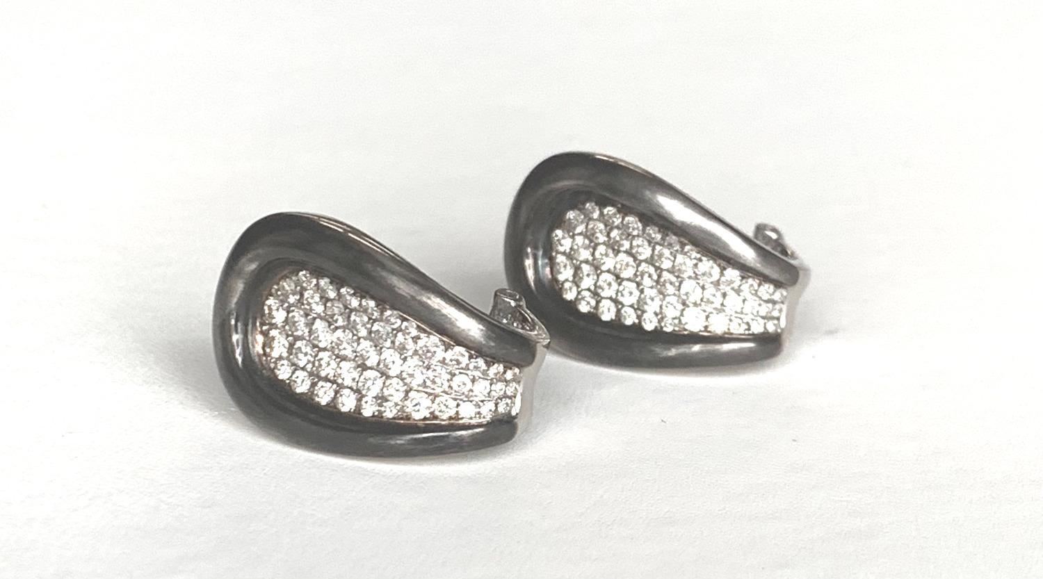 Französische Diamant-Clip-Ohrringe aus Weißgold mit italienischem Hufeisenmuster  (Kunsthandwerker*in) im Angebot