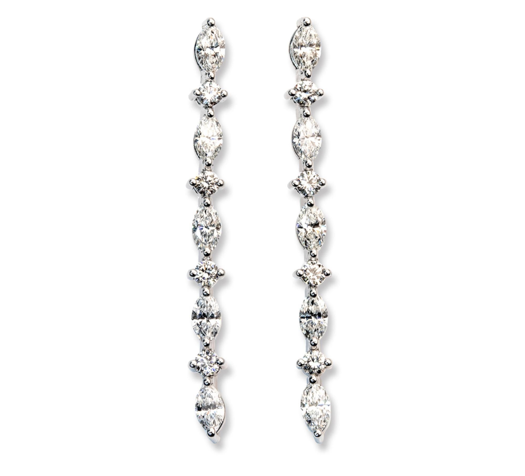 Der Inbegriff von Raffinesse und Verführung - unsere 1,38 Karat E-F Color VS Round Cut Diamond Degradè Dangle Earrings. Diese exquisiten Ohrringe mit einem Gesamtgewicht von 5,20 Gramm aus luxuriösem 18-karätigem Weißgold sind ein Fest der Eleganz