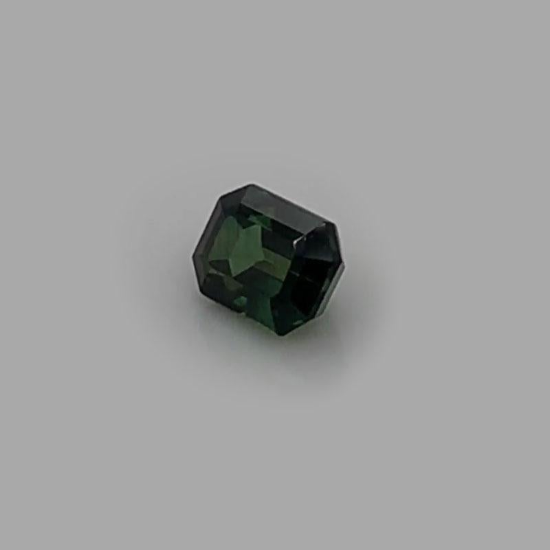 Ce saphir vert naturel non chauffé de 1,38 carat, de forme émeraude, certificat GIA : 5201624578 a été sélectionné par nos experts pour son éclat et sa couleur unique.

Nous pouvons réaliser sur mesure pour cette pierre rare n'importe quelle