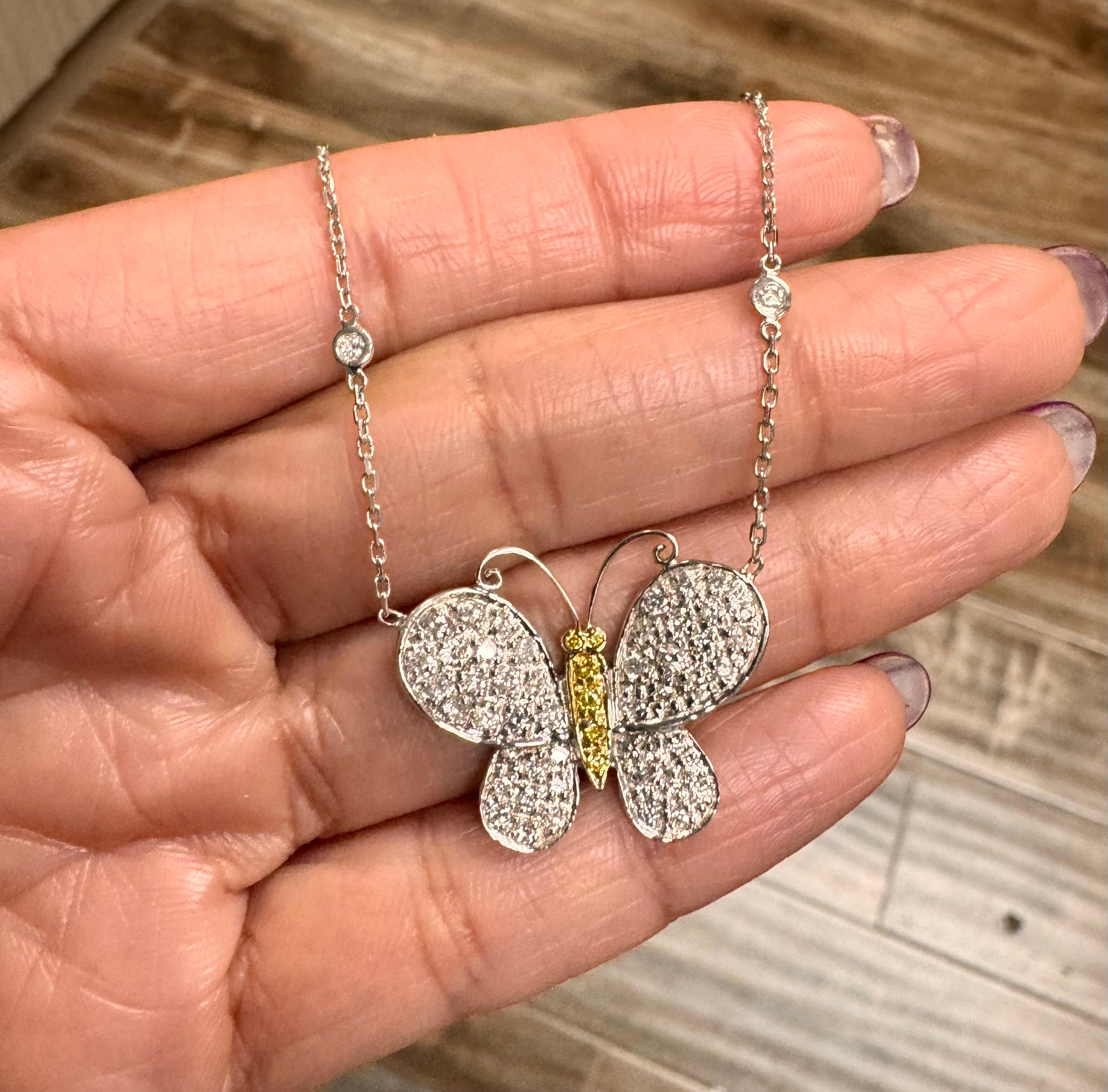 Collana con catena a farfalla in oro bianco con diamante naturale da 1,38 carati in vendita 4