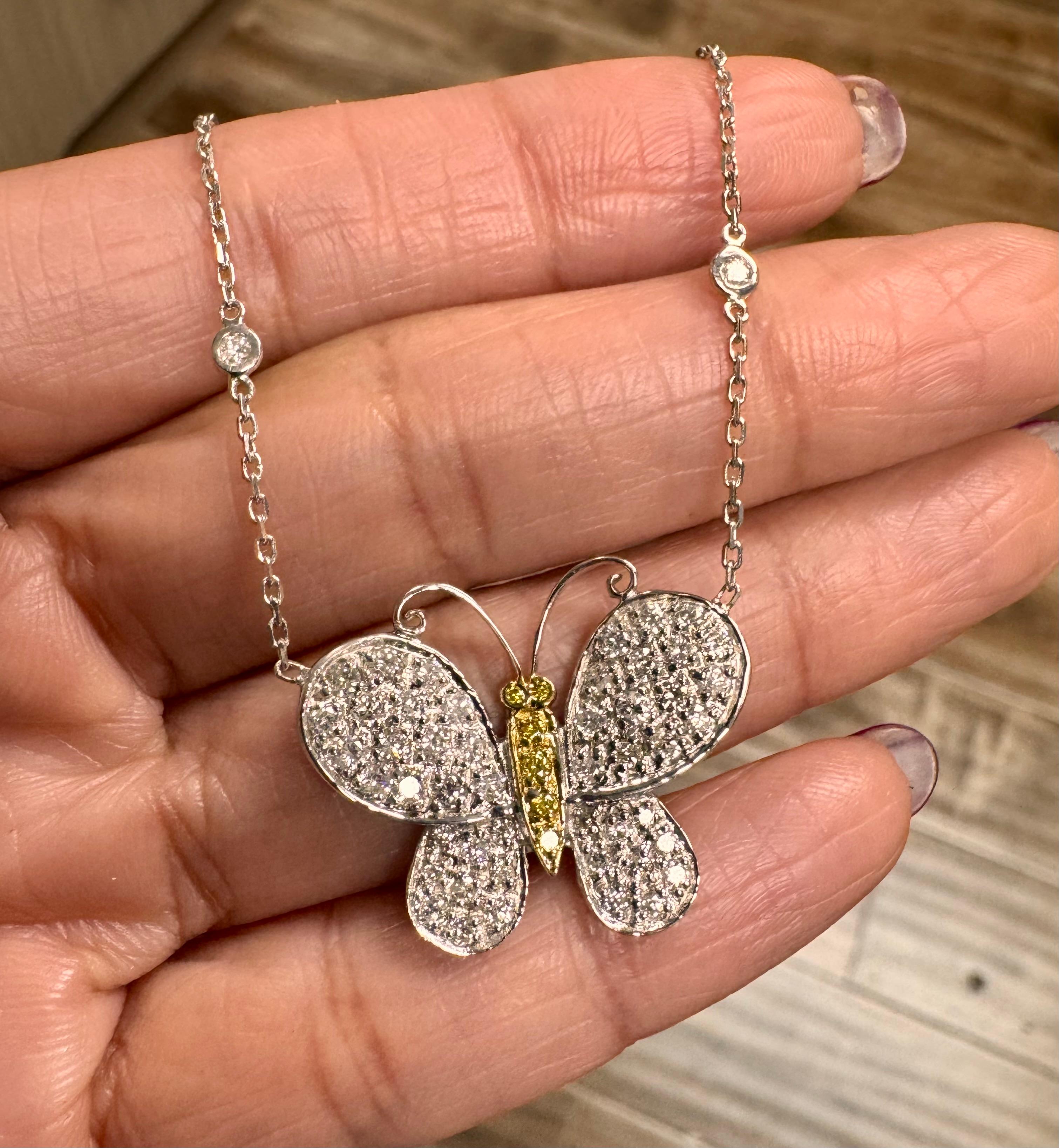 Collana con catena a farfalla in oro bianco con diamante naturale da 1,38 carati in vendita 3