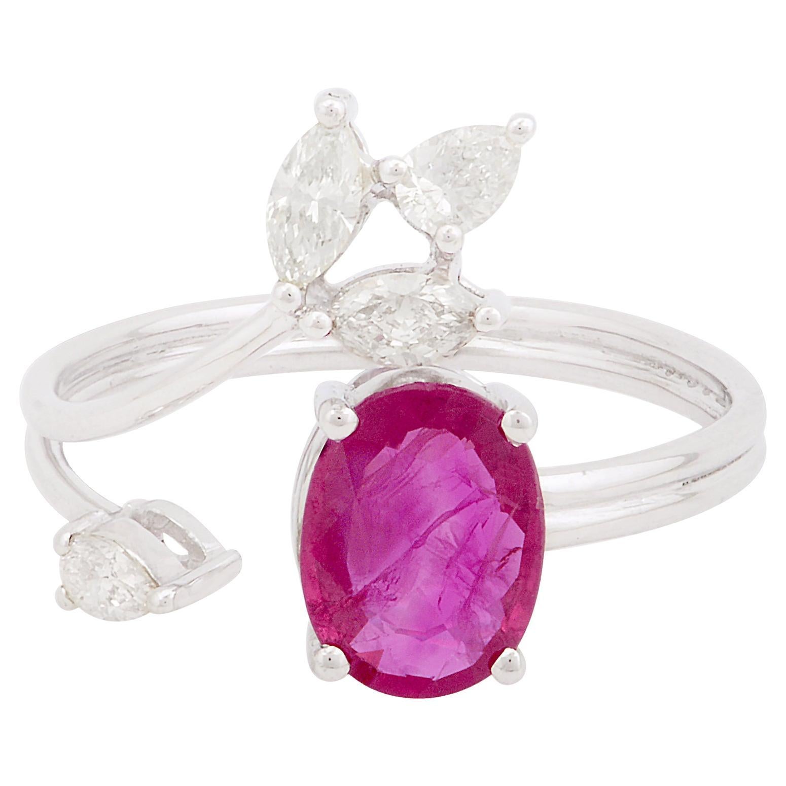 Bague en or blanc 10 carats avec rubis de forme ovale de 1,38 carat et diamant poire marquise 0,34 carat en vente