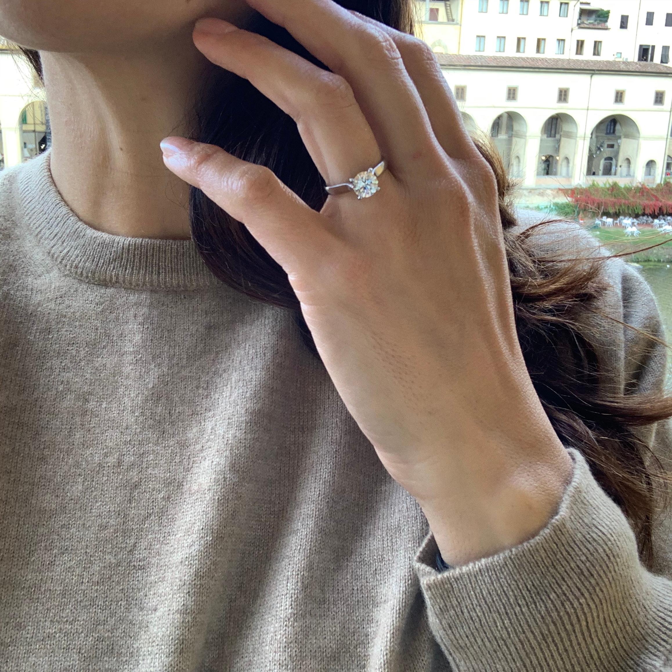 Women's 1.38 Carat Round Diamond Set in 18Kt White Gold Solitaire Unisex Engagement Ring