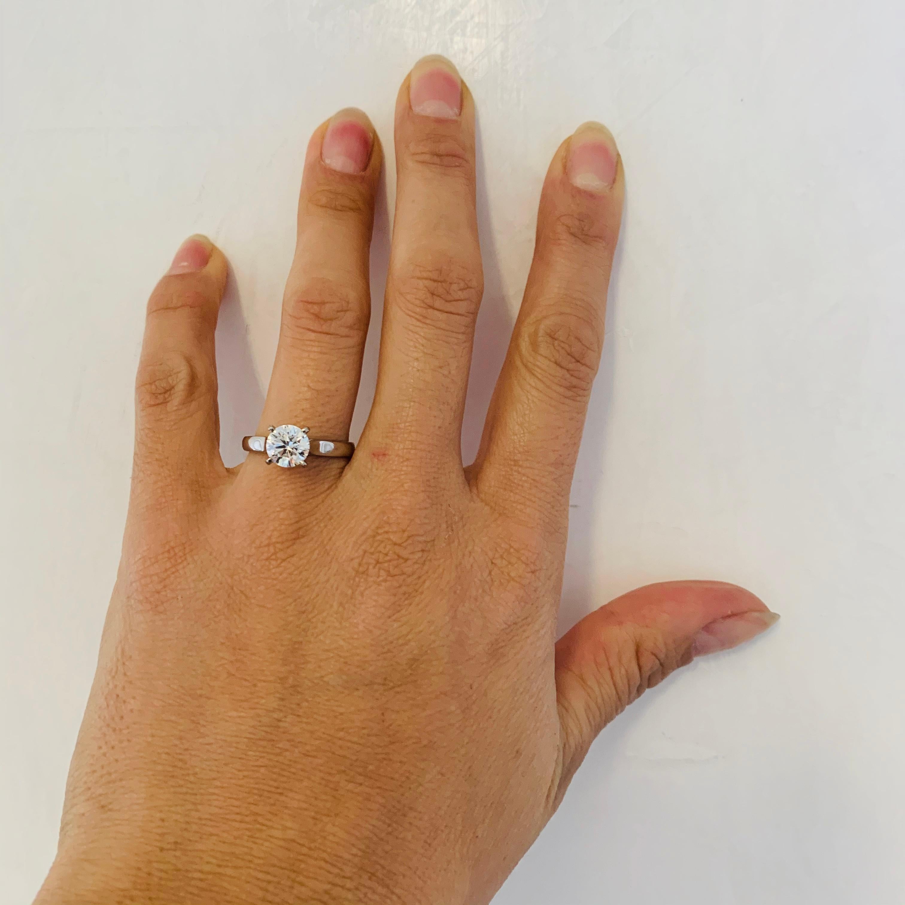 Round Cut 1.38 Carat Round Diamond Set in 18Kt White Gold Solitaire Unisex Engagement Ring