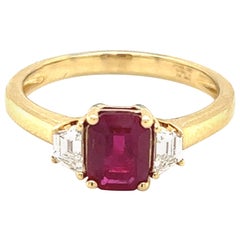 Bague à trois pierres en rubis et diamants de 1,38 carat