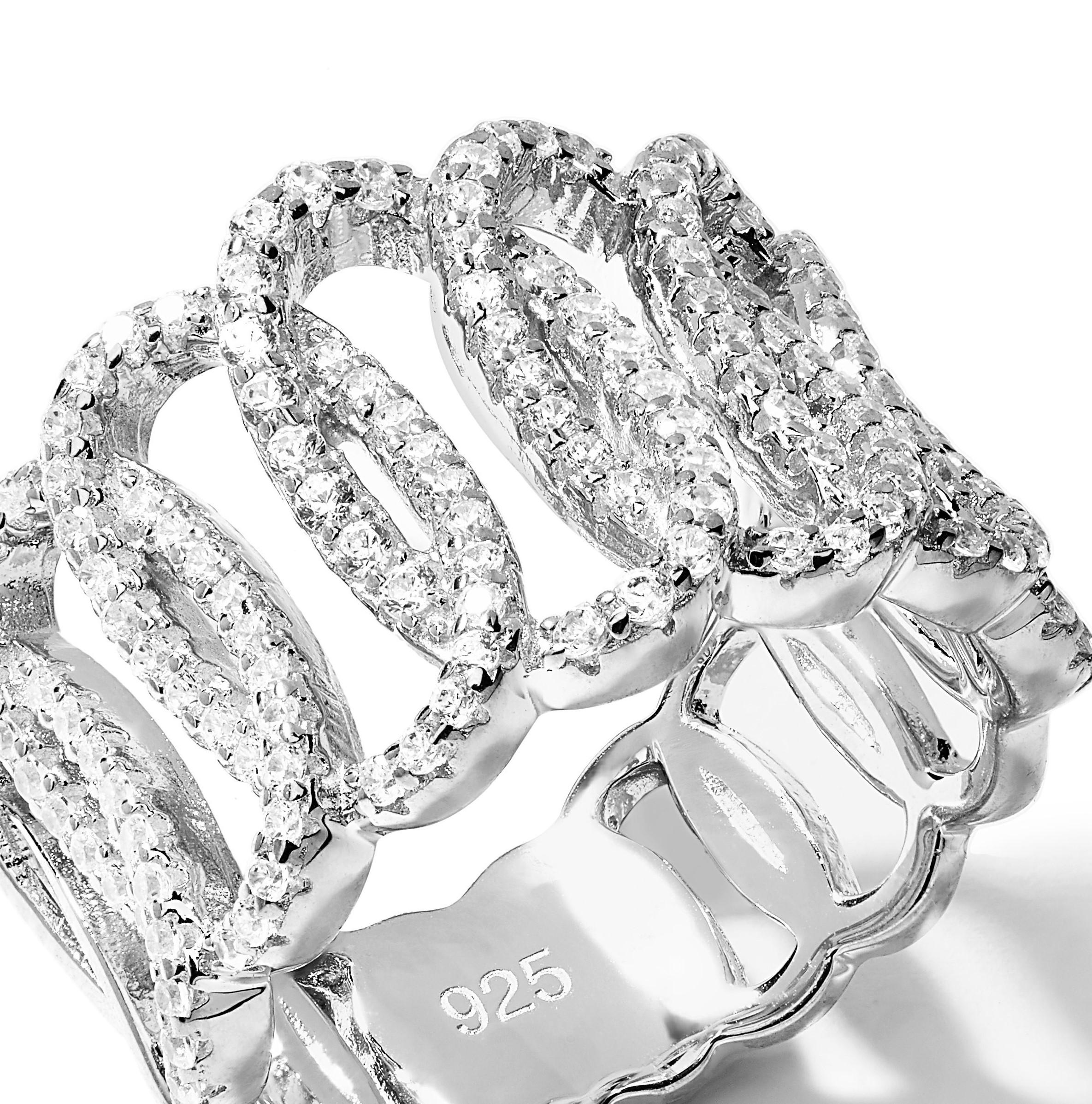Il design intricato e intrecciato di questo anello contemporaneo trasuda glamour hollywoodiano e lascerà sicuramente un'impressione duratura. 

Con 1,38 carati di zirconi brillanti taglio rotondo incastonati. 

Composto da argento sterling 925 con