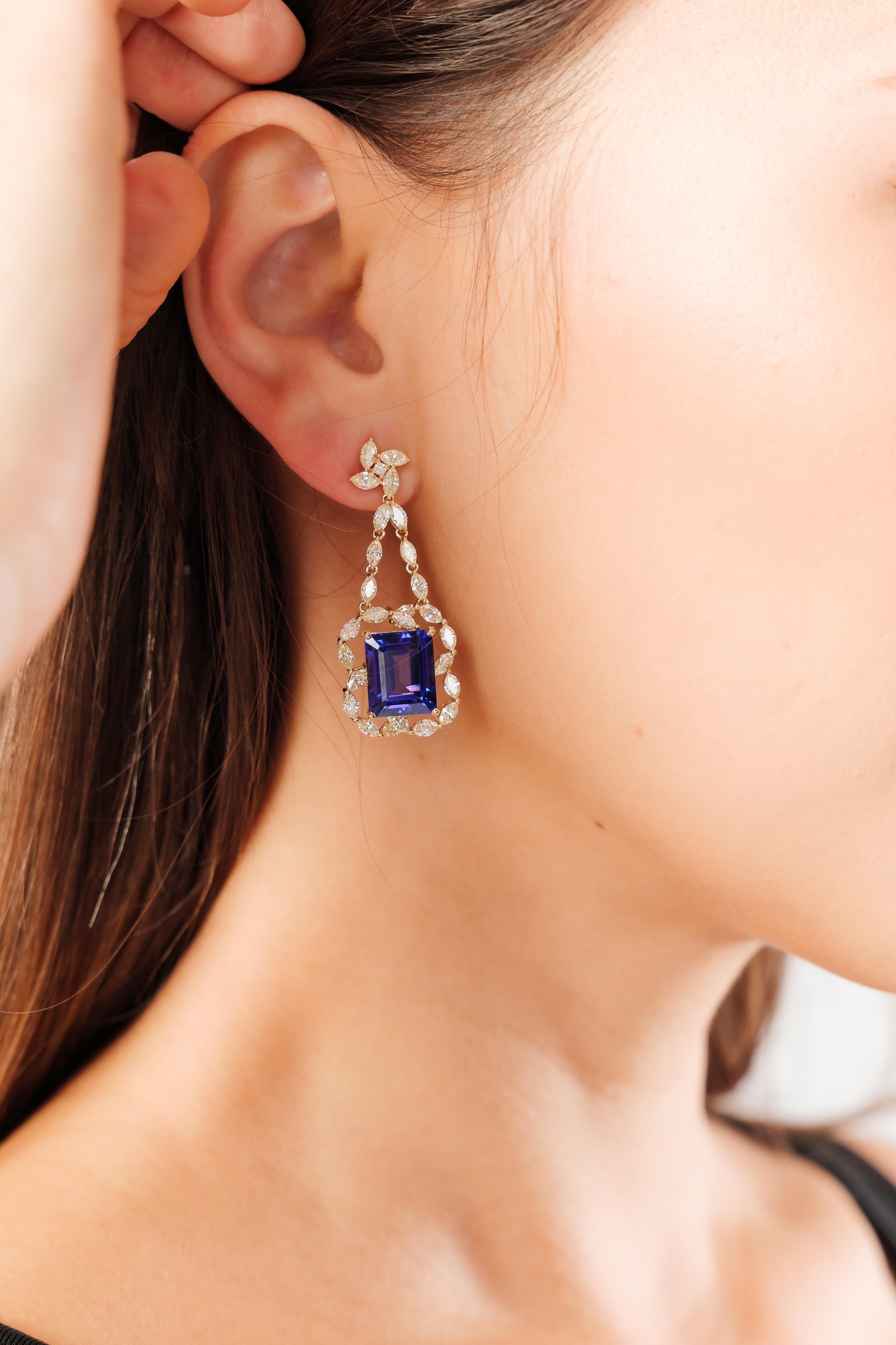 Contemporary 13.8 Carat Tanzanite and Yellow Diamond Earring in 18 Karat Yellow Gold For Sale