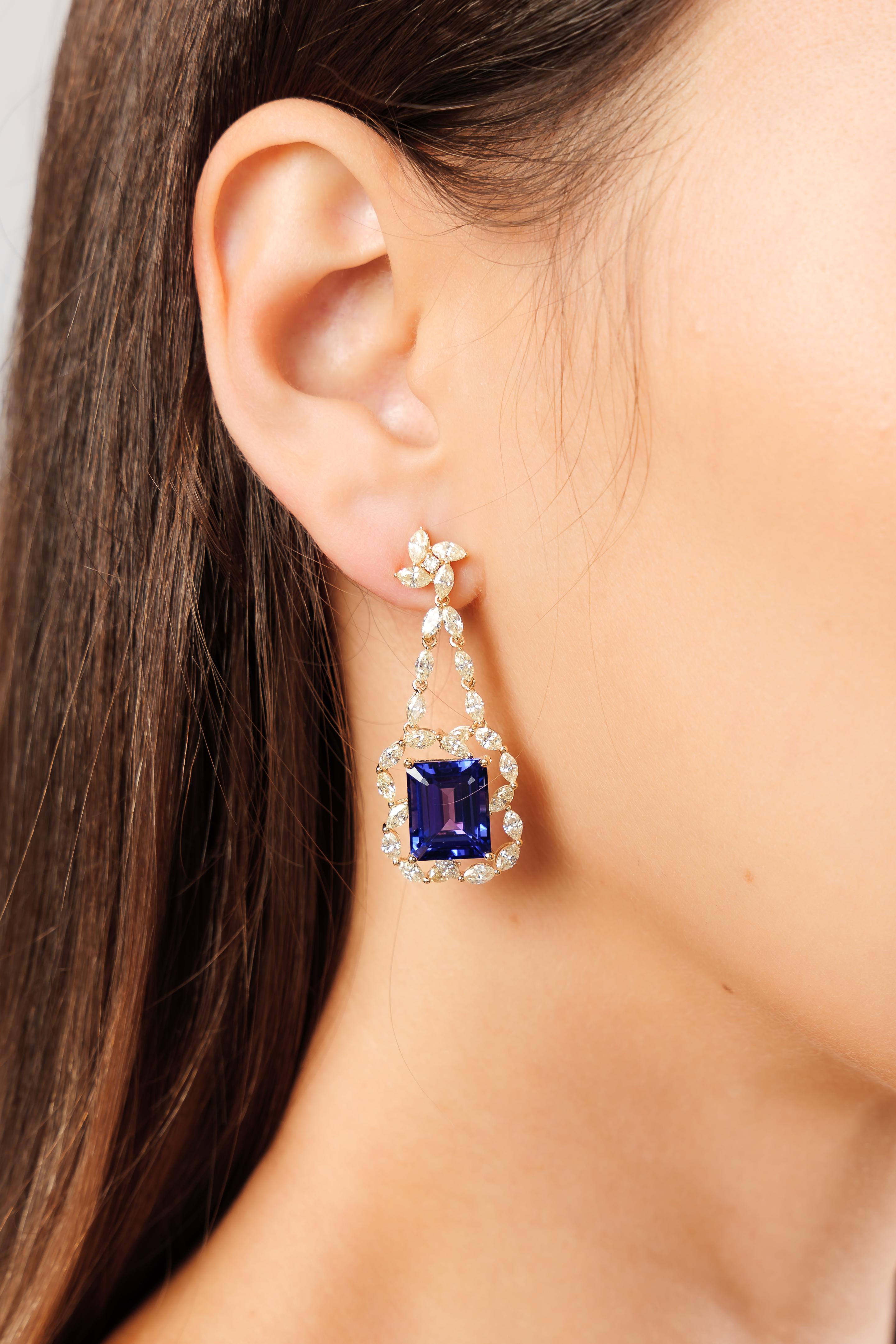 13.8 Carat Tanzanite and Yellow Diamond Earring in 18 Karat Yellow Gold In New Condition For Sale In Hong Kong, HK