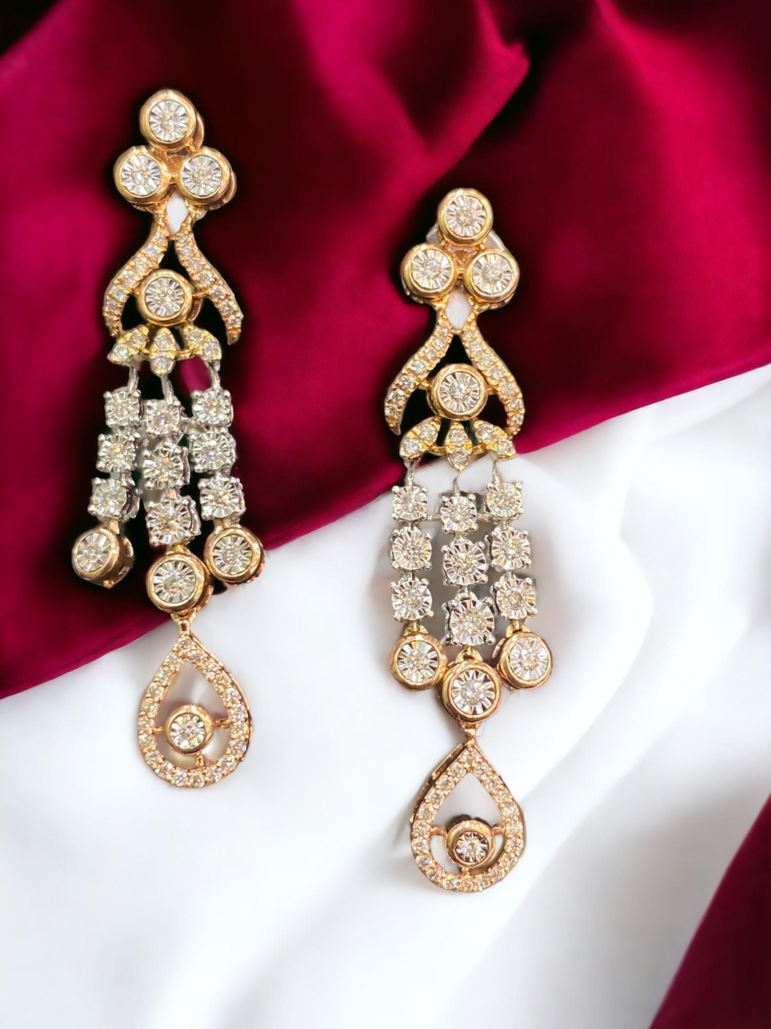 Contemporary 1.38 Carats F/VS1 Round Brilliant Cut Natural Diamonds Dangle Earrings 14K Gold For Sale