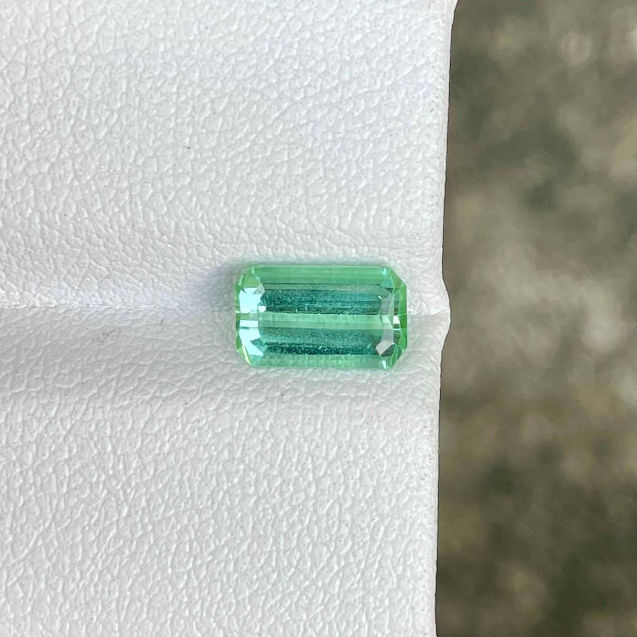 1,38 quilates Turmalina verde menta laguna talla esmeralda Piedra preciosa afgana Moderno en venta