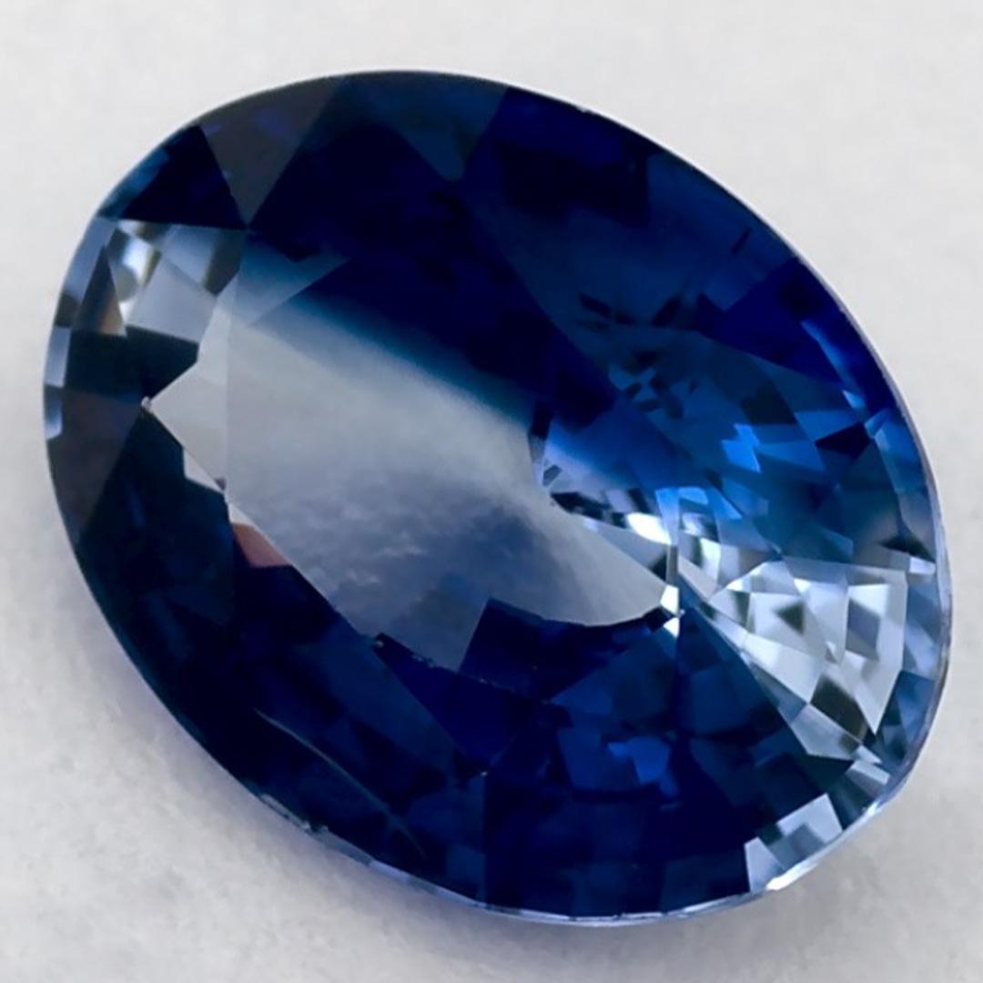 Dieser natürliche blaue Saphir bietet Eleganz und Raffinesse. Mit seiner satten Farbsättigung und seinem präzisen Schliff ist er das perfekte Herzstück für einen Verlobungsring oder ein luxuriöses Schmuckdesign.

Dieser Saphir stammt aus Sri Lanka