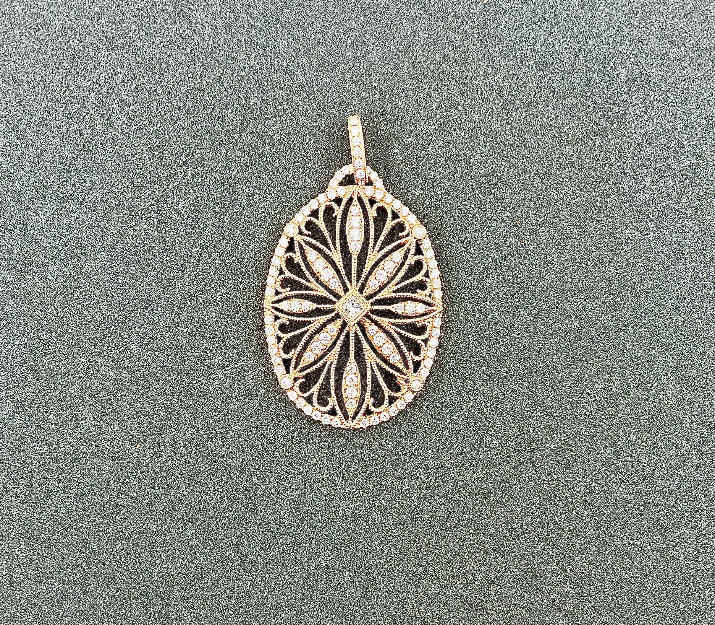 Ce collier pendentif exquis présente un délicat design ovale orné de 96 diamants blancs ronds, totalisant 1,38 carats. Les diamants, d'une pureté VS1/VS2 et d'une couleur E/F, sont sertis dans de l'or rose 18 carats. Le motif complexe présente un