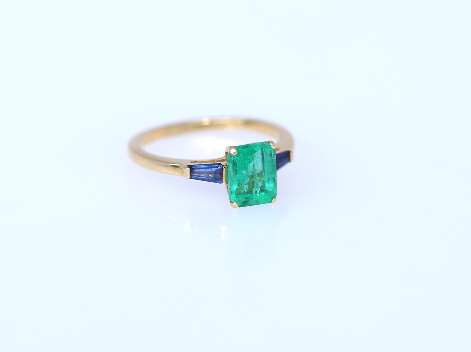 1.38 Karat Smaragd-Saphire-Ring aus 18 Karat Gelbgold, 2022 (Smaragdschliff) im Angebot