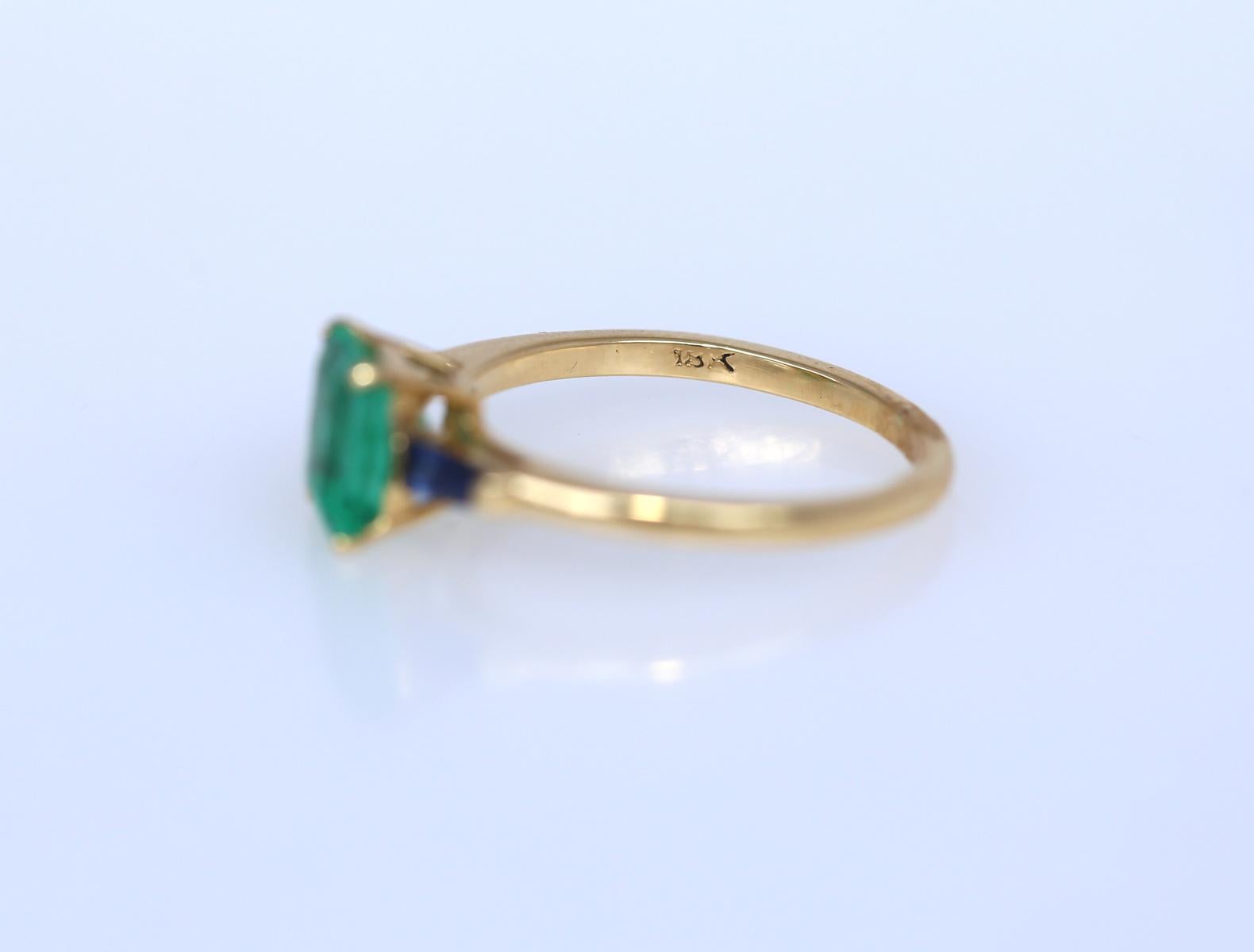 1.38 Ct Emerald Sapphires 18K Yellow Gold Ring, 2022 In Good Condition For Sale In Herzelia, Tel Aviv