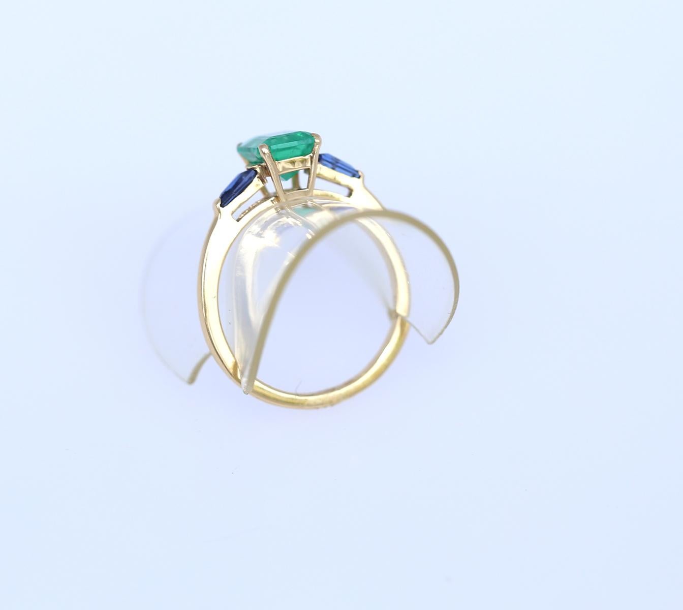 1.38 Ct Emerald Sapphires 18K Yellow Gold Ring, 2022 For Sale 1
