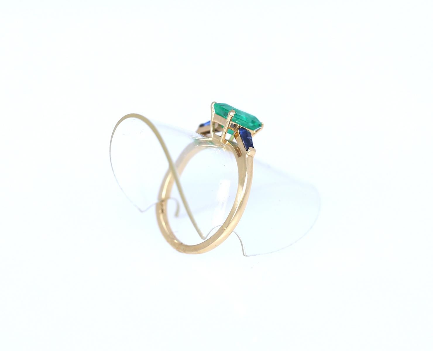 1.38 Ct Emerald Sapphires 18K Yellow Gold Ring, 2022 For Sale 3