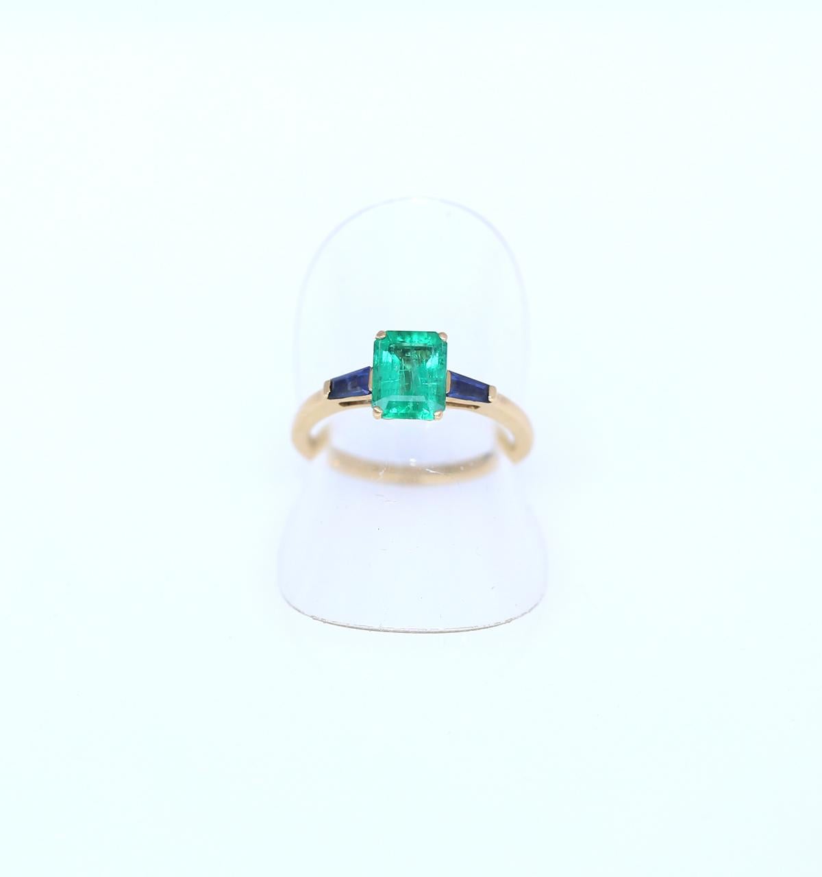 1.38 Ct Emerald Sapphires 18K Yellow Gold Ring, 2022 For Sale 4