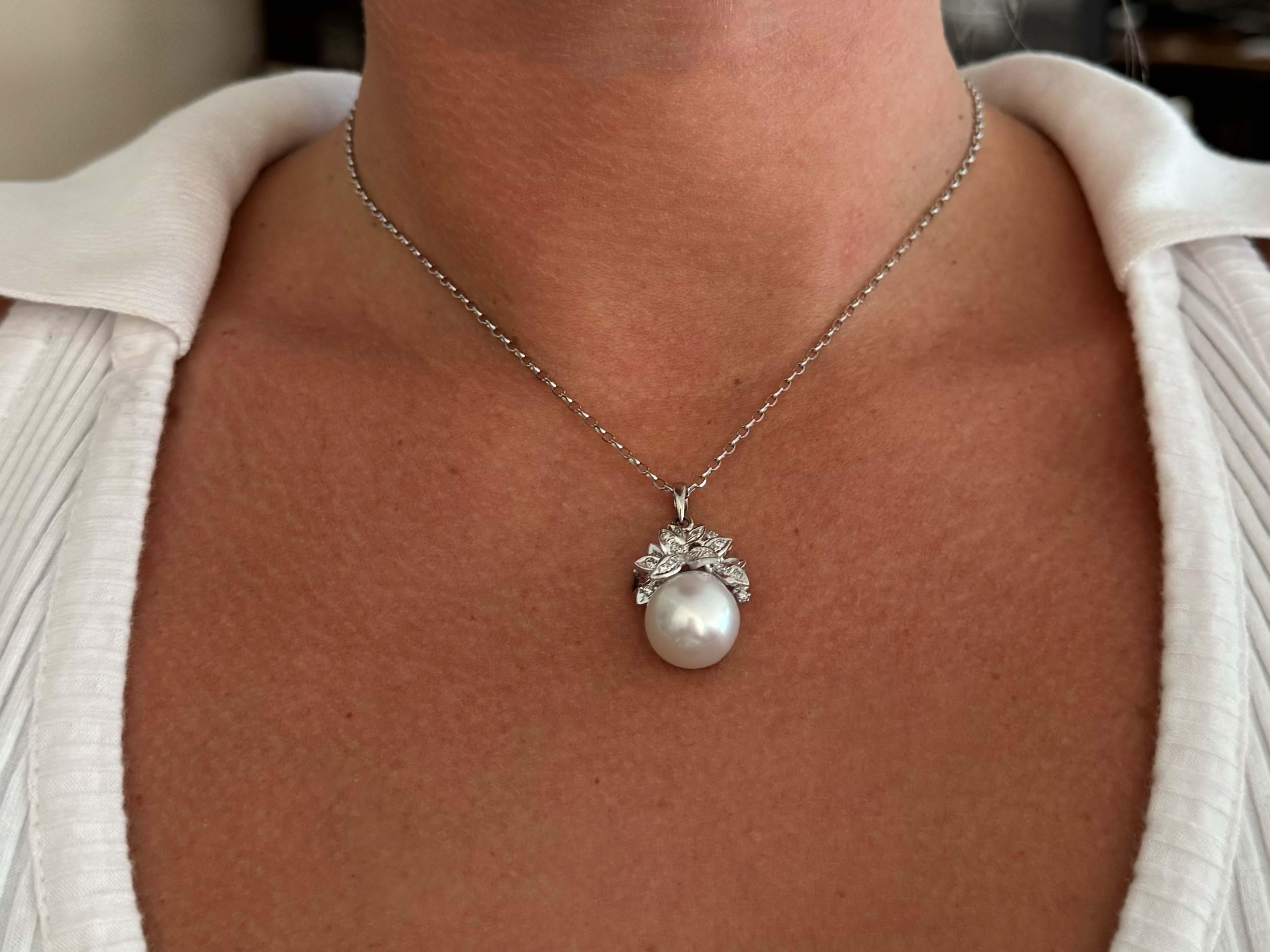 Item Specifications:

Necklace Metal: 18k White Gold

Total Weight: 10.0 Grams

Chain Length: 16