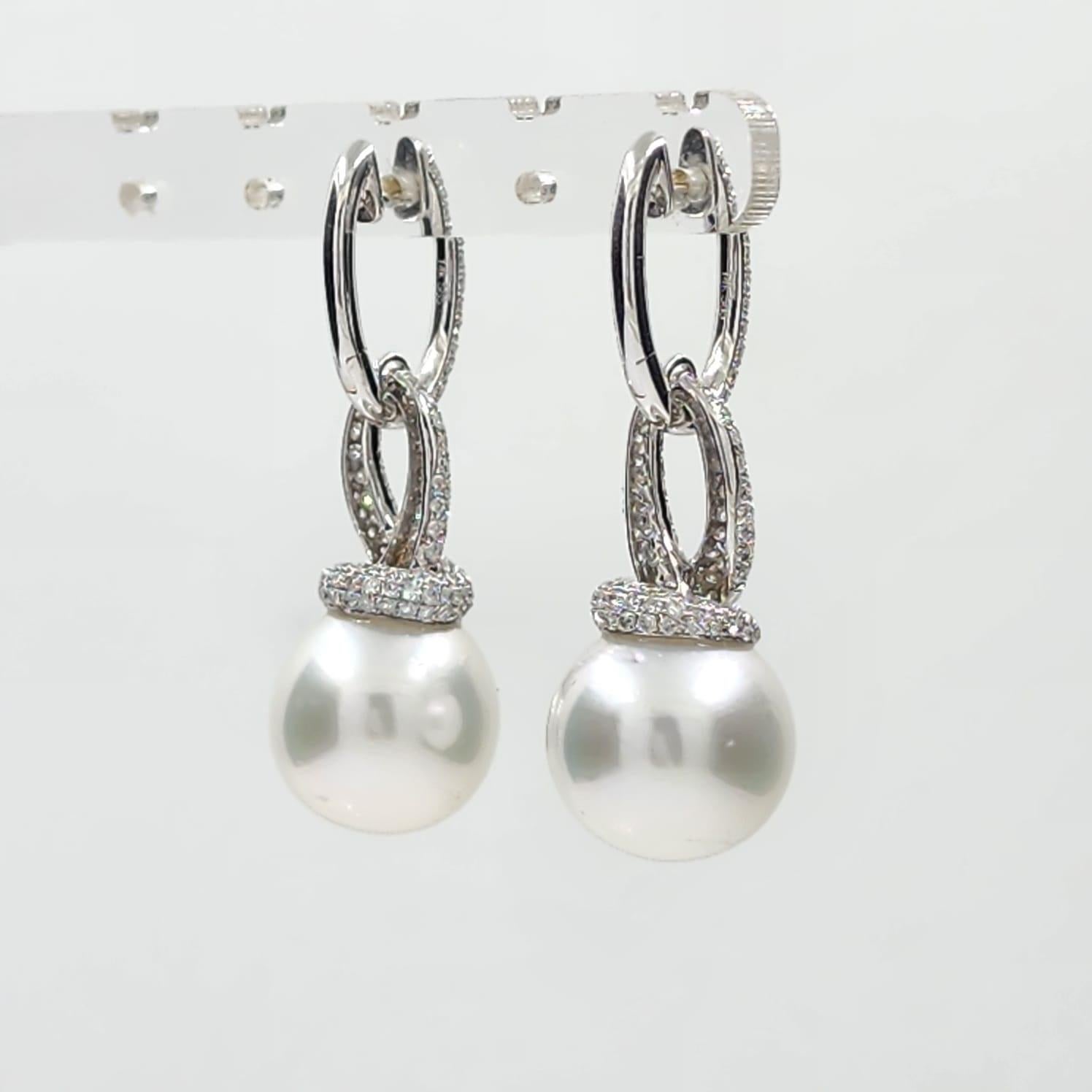 13.8 mm South Sea Pearl Diamond Dangle Earrings in 14 Karat Gold In New Condition For Sale In Hong Kong, HK