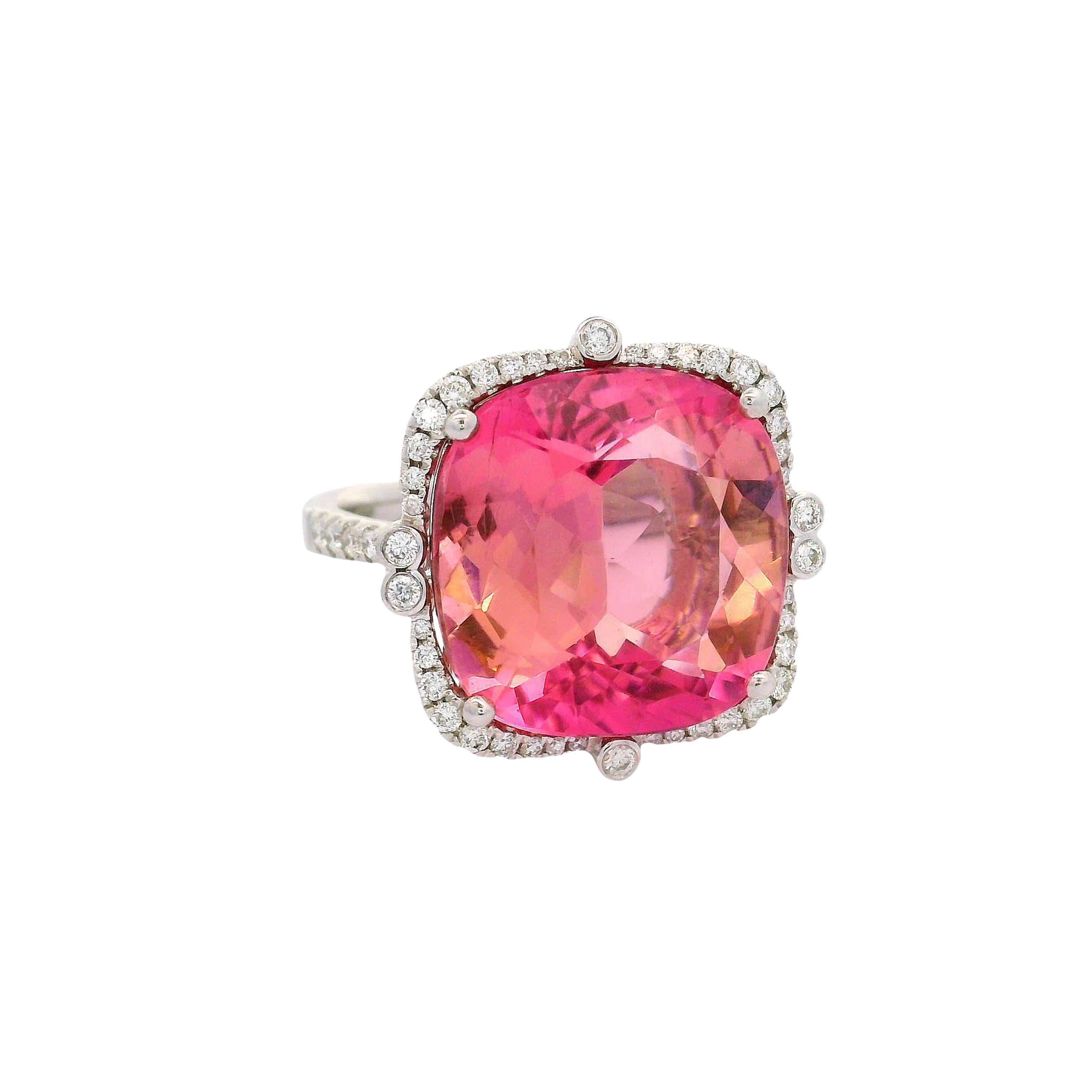Ein fesselnder Ring mit einem ovalen rosa Turmalin von 13,80 Karat, der eine lebendige rosa Farbe und ein strahlendes Leuchten ausstrahlt. Um den Turmalin herum befinden sich weiße Diamanten im Rundschliff mit einem Gesamtgewicht von 0,54 Karat, die