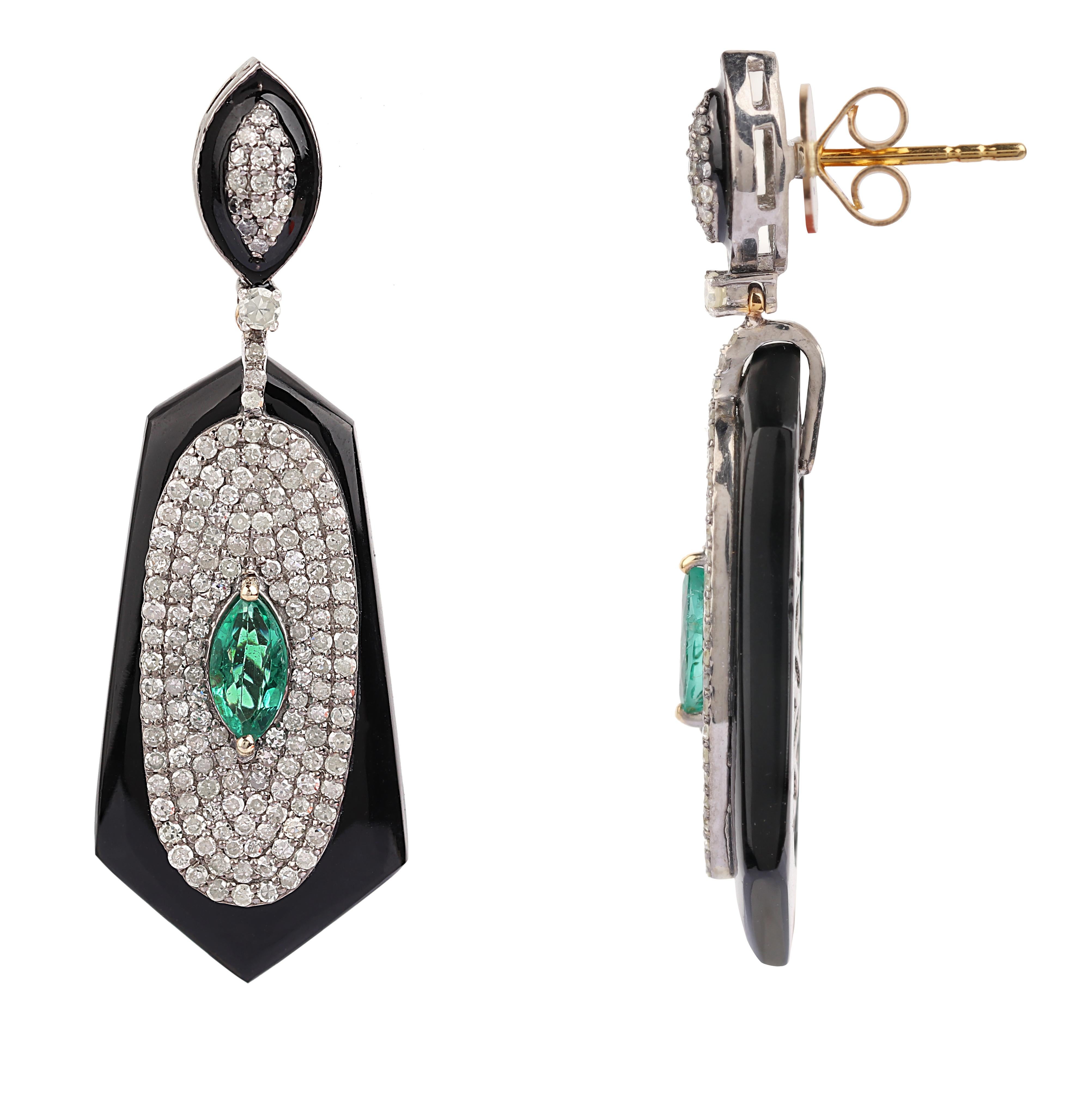 13.80 Carats Diamond, Emerald, and Onyx Drop Earrings in Contemporary Style In New Condition For Sale In Jaipur, IN