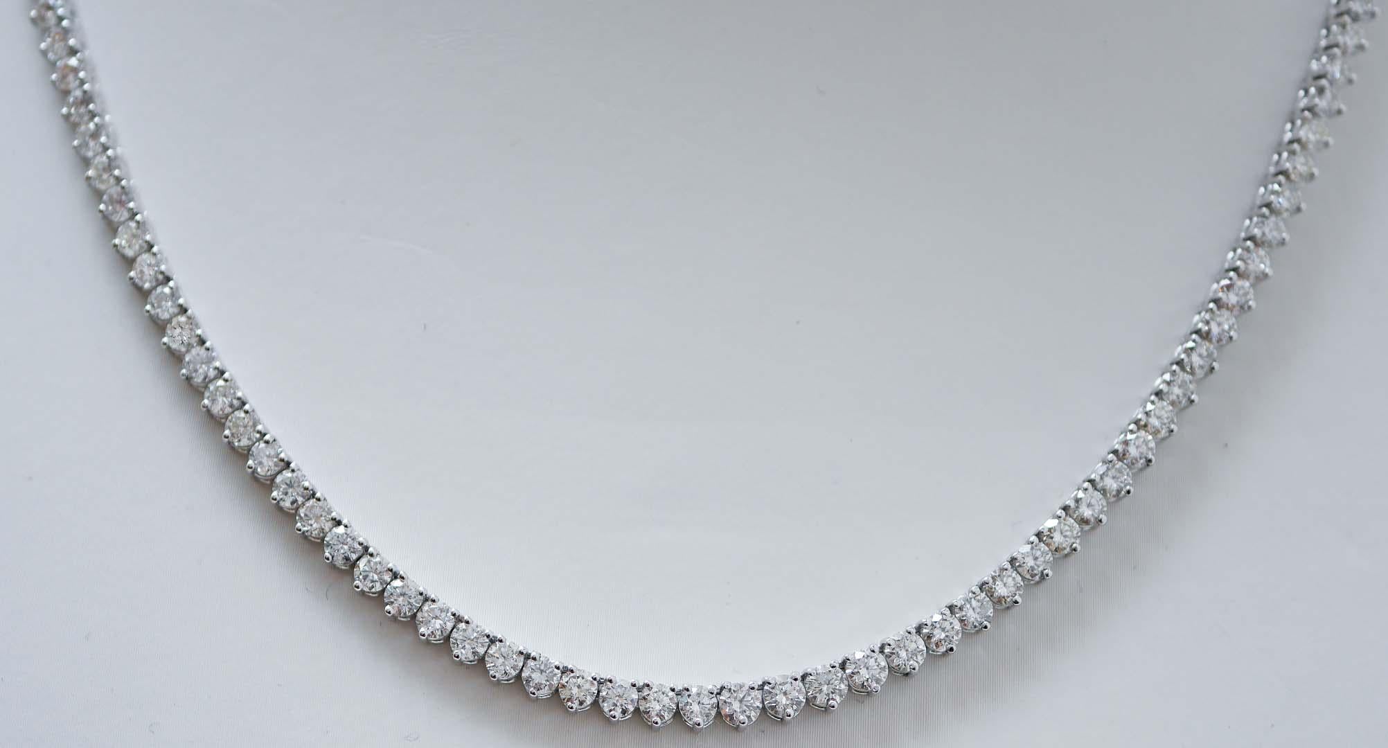 Elegant collier en structure d'or blanc 18 kt monté avec des diamants.
Diamants 13,81 ct
Poids total 23.90 gr
RF      G     UIAGA

Pour toute information, n'hésitez pas à contacter le vendeur via le centre de messages.
