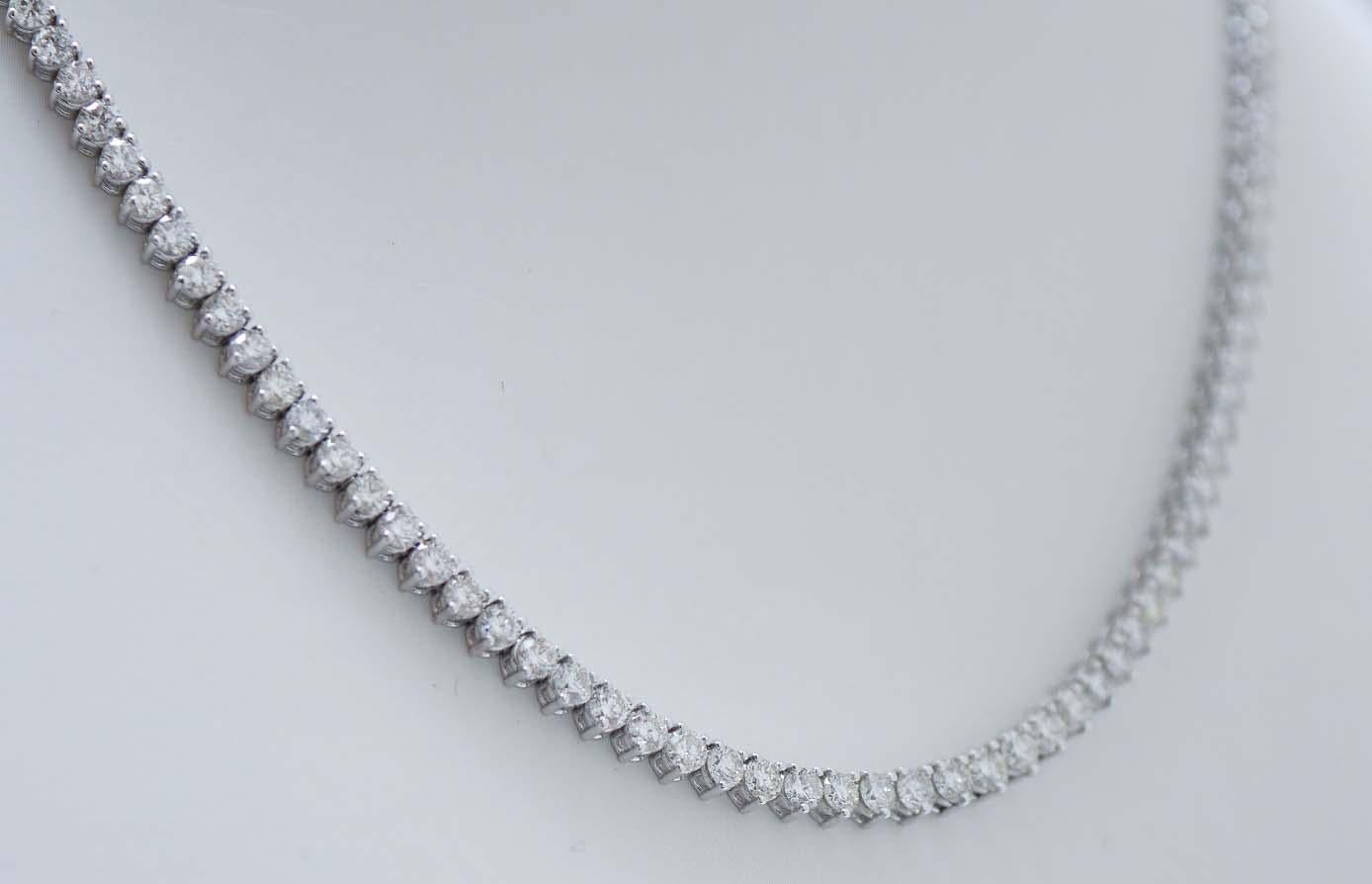 Moderne Collier moderne en or blanc 18 carats et diamants de 13,81 carats. en vente