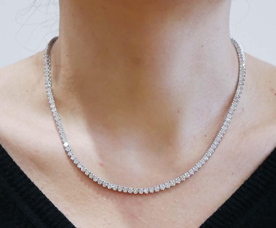 Collier moderne en or blanc 18 carats et diamants de 13,81 carats. Pour femmes en vente