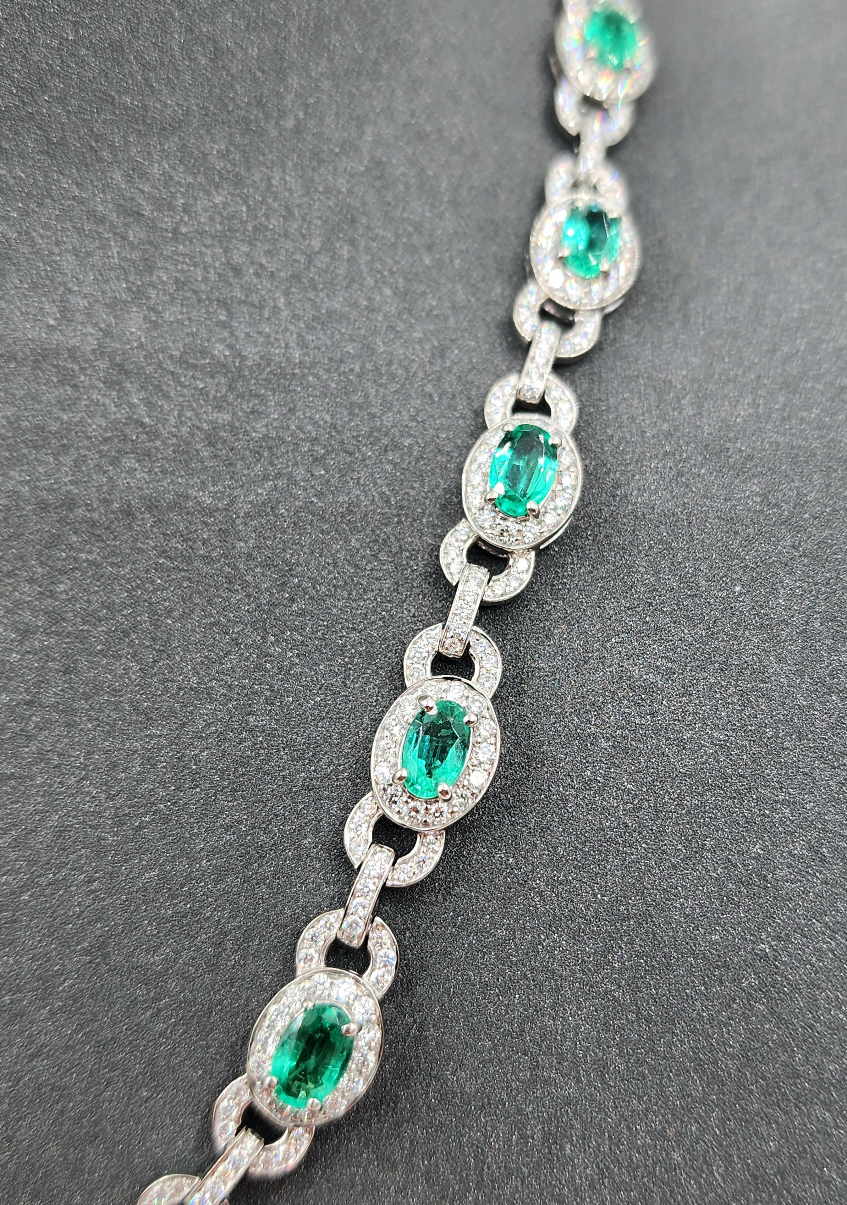 13.81 Karat natürlicher Smaragd & Diamant-Halskette (Ovalschliff) im Angebot