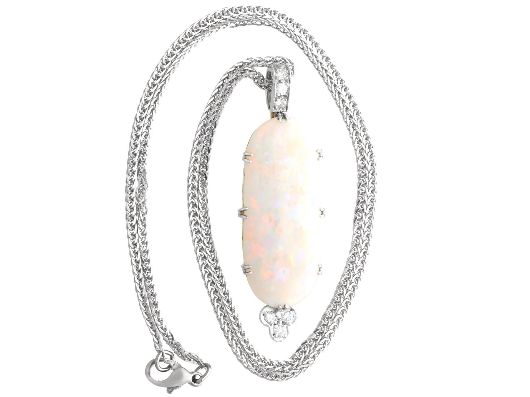 Taille cabochon Pendentif en or jaune 18 carats, opale de 13,82 carats et diamants de 0,24 carat, c. 1910 en vente