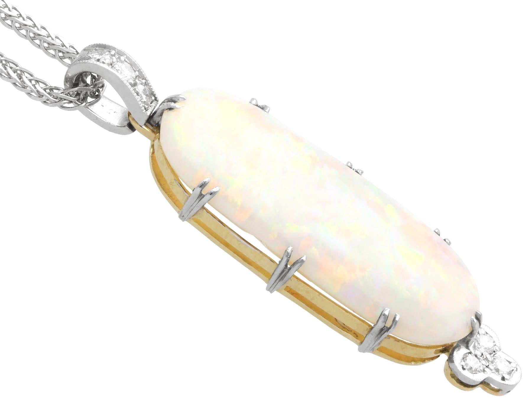 Pendentif en or jaune 18 carats, opale de 13,82 carats et diamants de 0,24 carat, c. 1910 Excellent état - En vente à Jesmond, Newcastle Upon Tyne