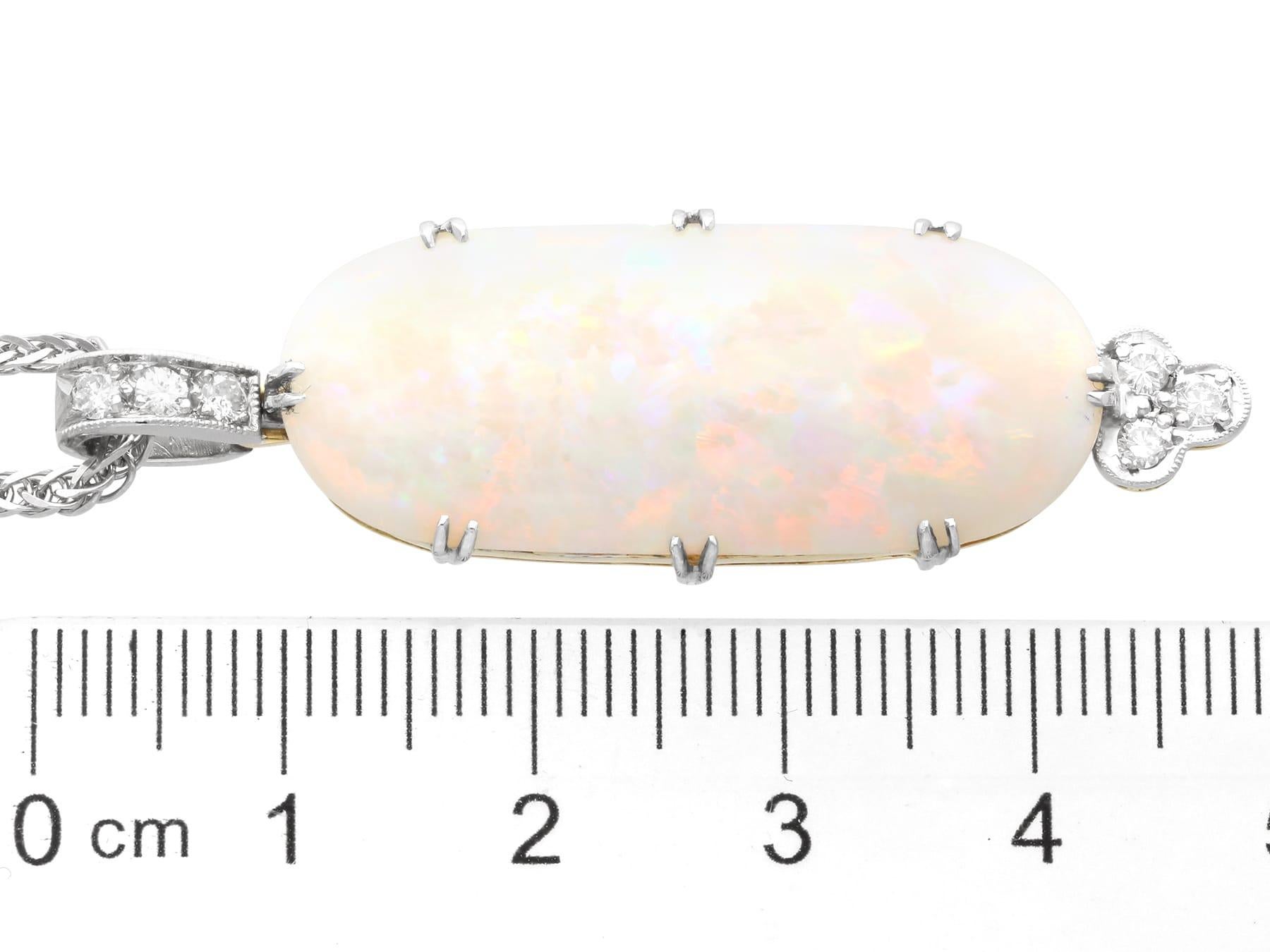 Pendentif en or jaune 18 carats, opale de 13,82 carats et diamants de 0,24 carat, c. 1910 en vente 1