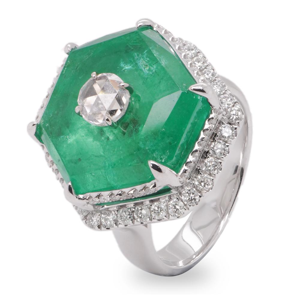 Ein kolumbianischer Smaragd mit einem Gewicht von 13,83 Karat ist mit einem weißen Diamanten von 1,00 Karat als Krone besetzt. Der Ring ist in 18 Karat Weißgold gefasst.
Die Einzelheiten des Diamanten sind nachstehend aufgeführt:
Farbe: F
Klarheit :