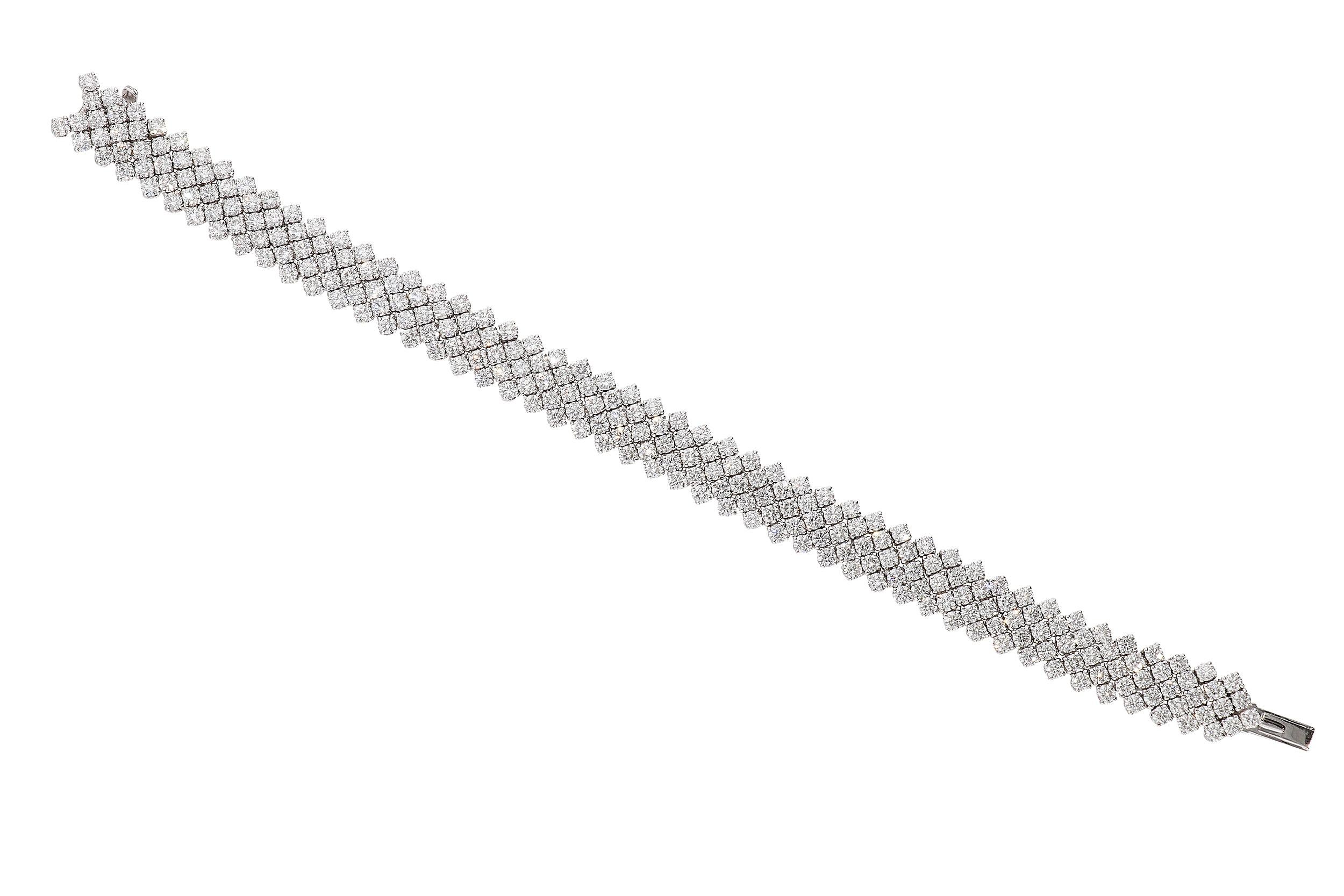 Softness movement of links for this elegant tennis bracelet in 18kt white gold. Its weight is 24,50 grams, diamonds are white round brilliant color G clarity VS for 13,85 carats.
The length is 17.50 centimeters and the clasp is strong and has got