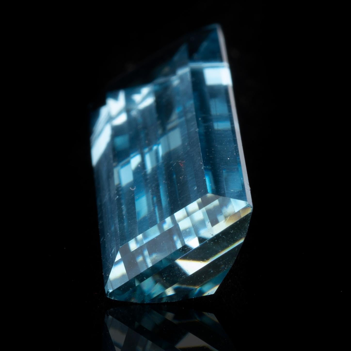 This lovely sky blue aquamarine has been cut in a rectangular step cut for a stylish and unique display of its stunning clarity. It is out of Brazil, the world’s most important and largest commercial source of gem-grade aquamarine – having produced