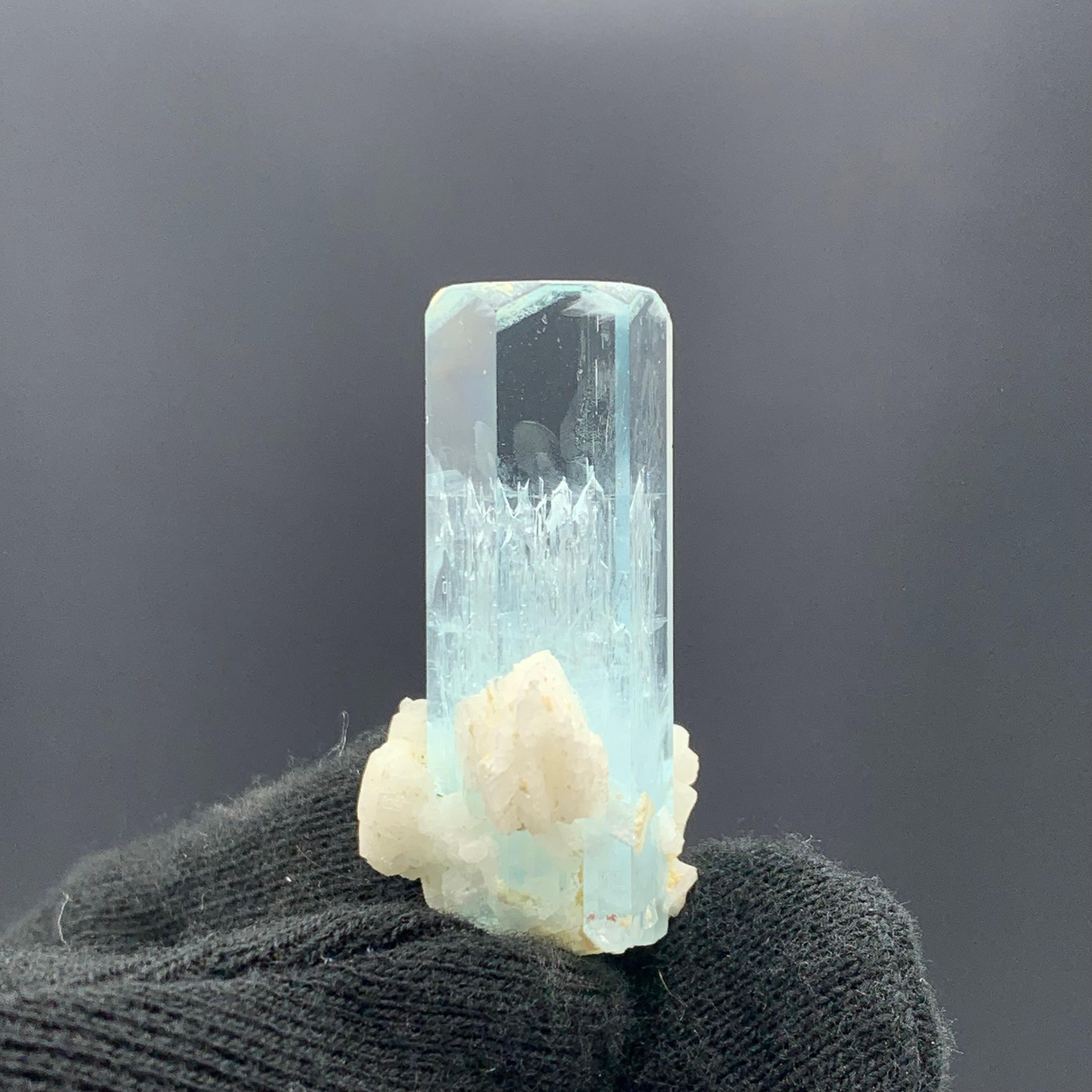 Esemplare di acquamarina di 13,86 grammi proveniente dalla Valle di Shigar, Skardu, Pakistan in vendita 2