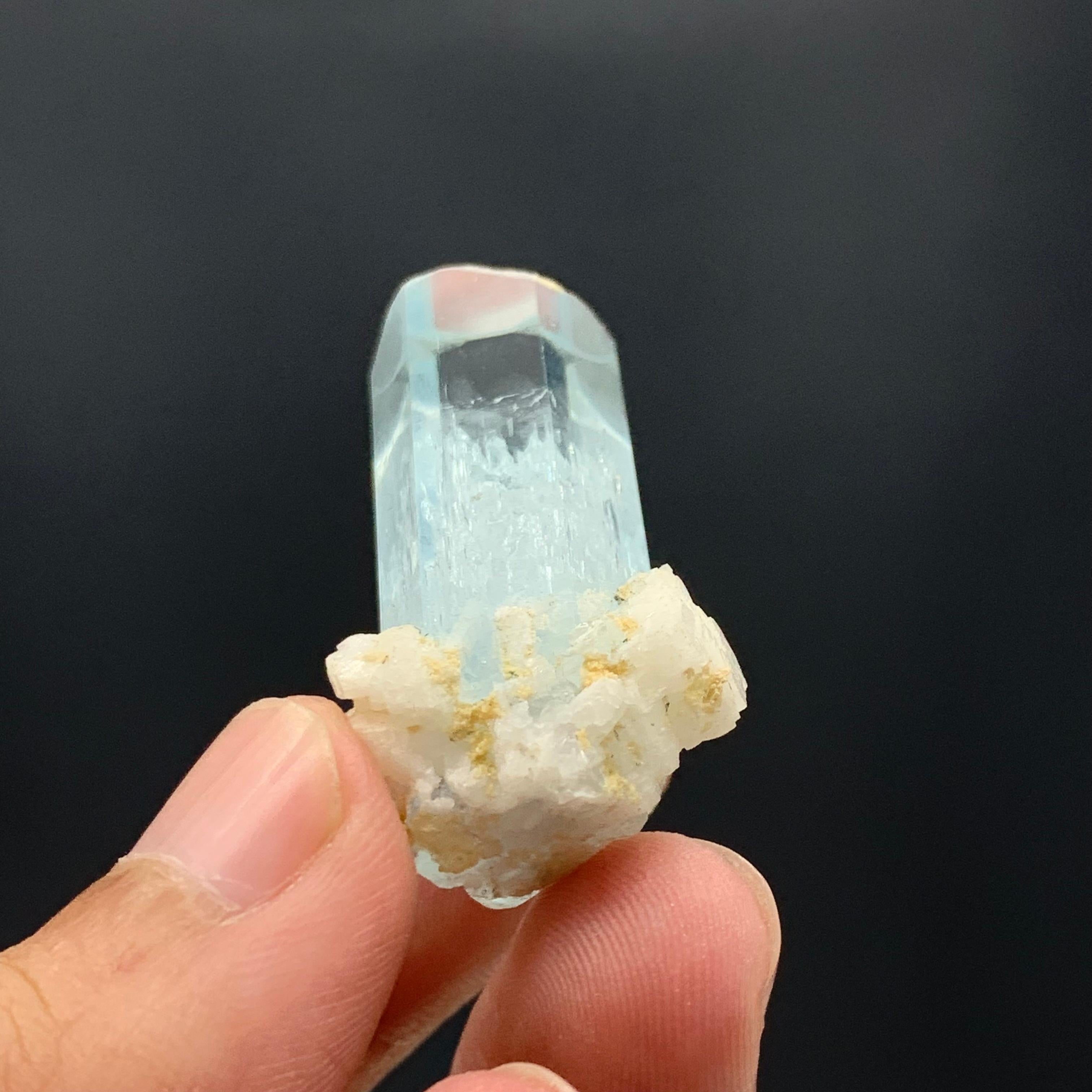 Esemplare di acquamarina di 13,86 grammi proveniente dalla Valle di Shigar, Skardu, Pakistan in vendita 5