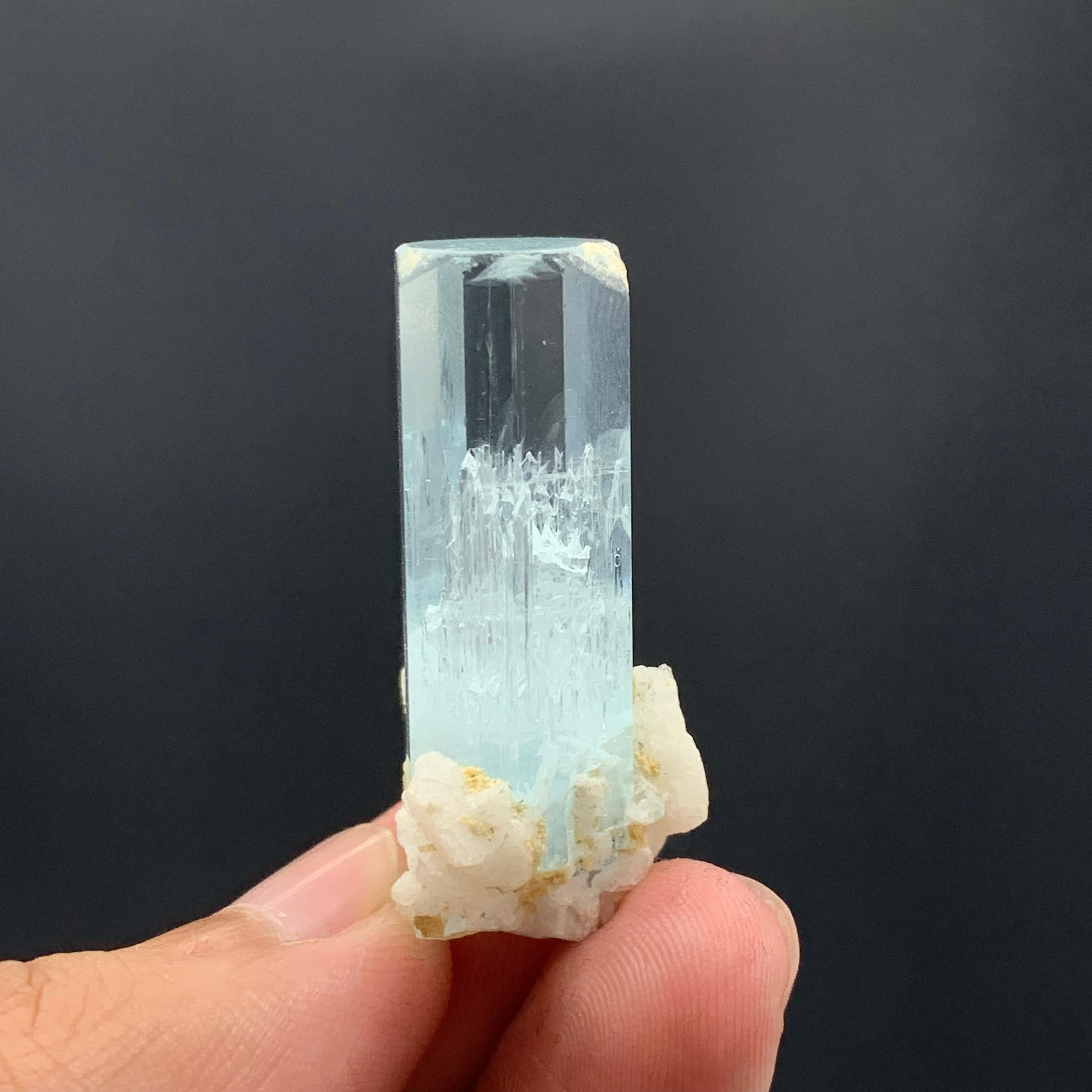 Esemplare di acquamarina di 13,86 grammi proveniente dalla Valle di Shigar, Skardu, Pakistan In condizioni buone in vendita a Peshawar, PK