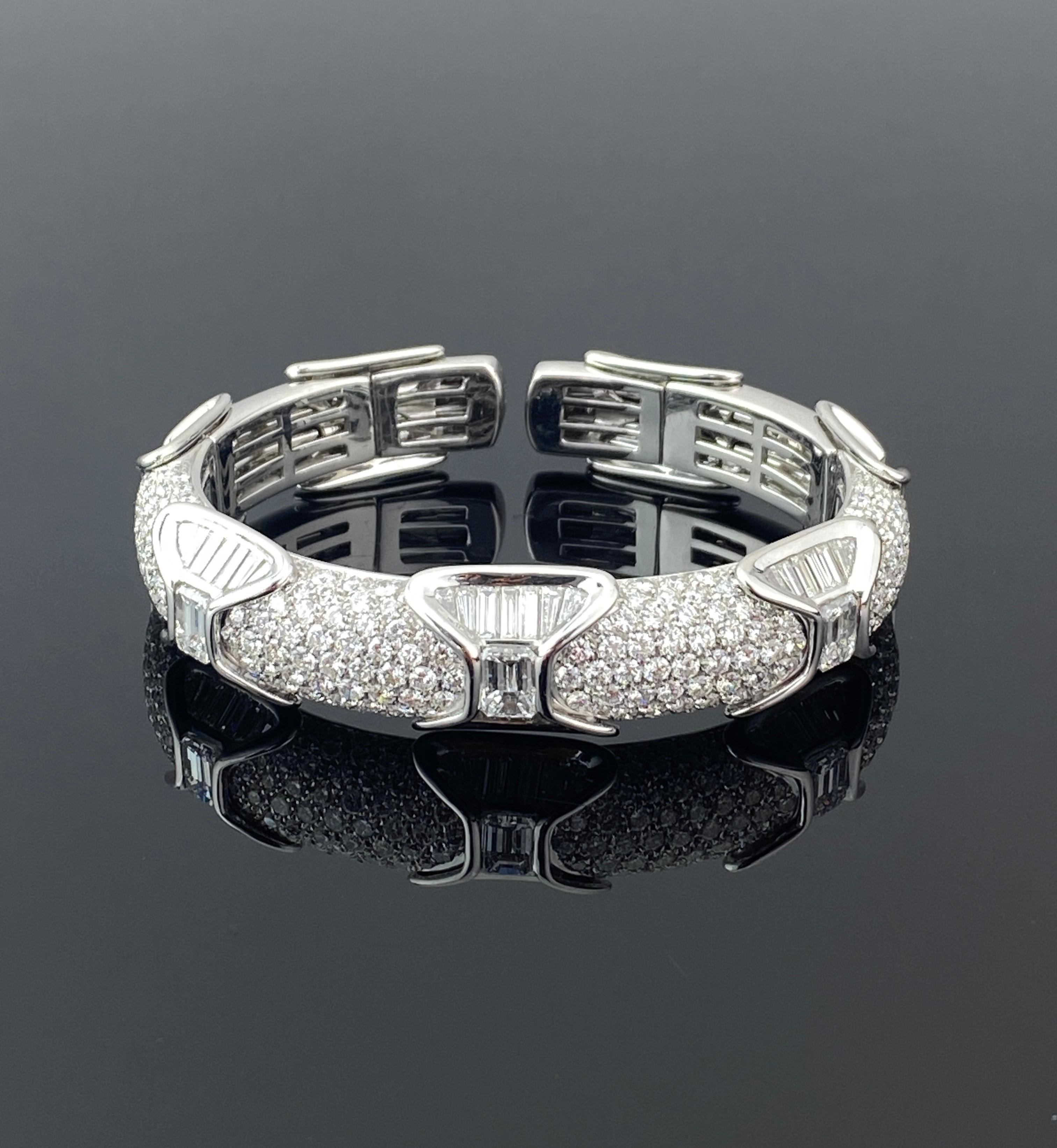 TUTTI I NOSTRI PREZZI INCLUDONO TARIFFE E DAZI DOGANALI PREPAGATI.

Eleva la tua collezione con questo eccezionale bracciale in oro bianco 18 carati, vera incarnazione di un'eleganza senza tempo e di un'audace raffinatezza. Con una straordinaria