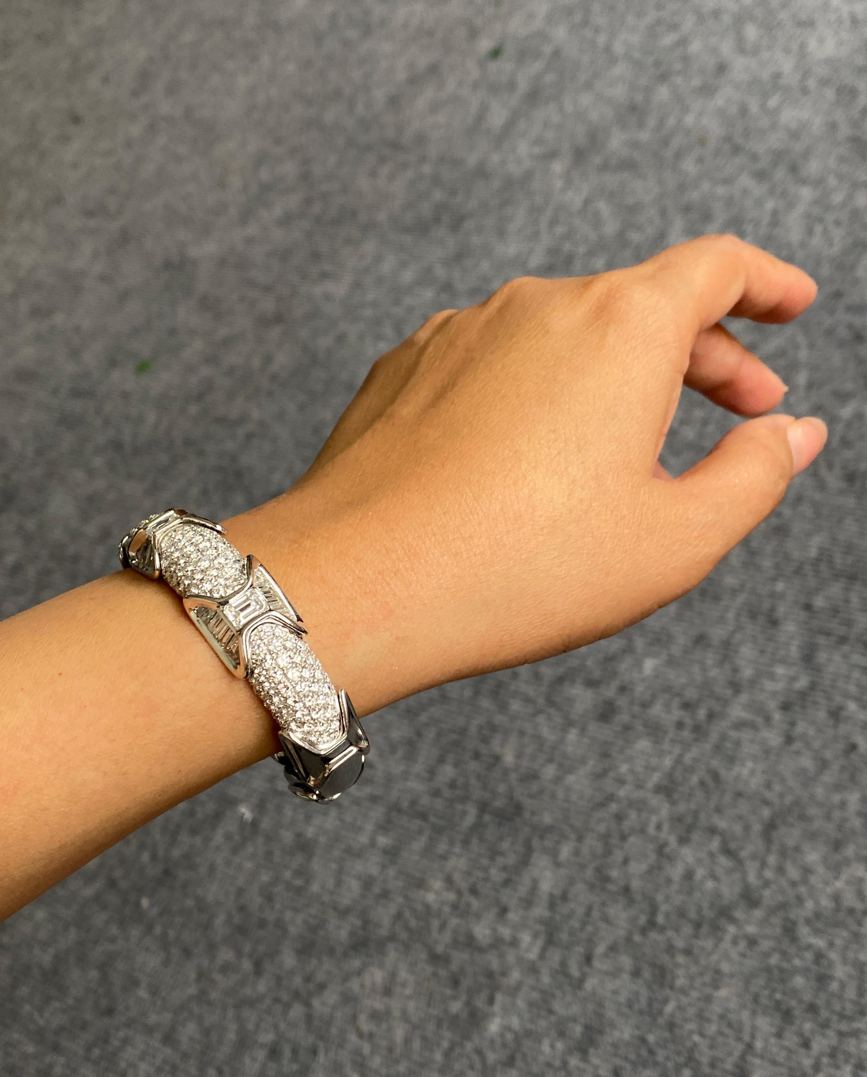 Taglio baguette Bracciale con diamante da 13,87 carati e oro bianco 18K in vendita